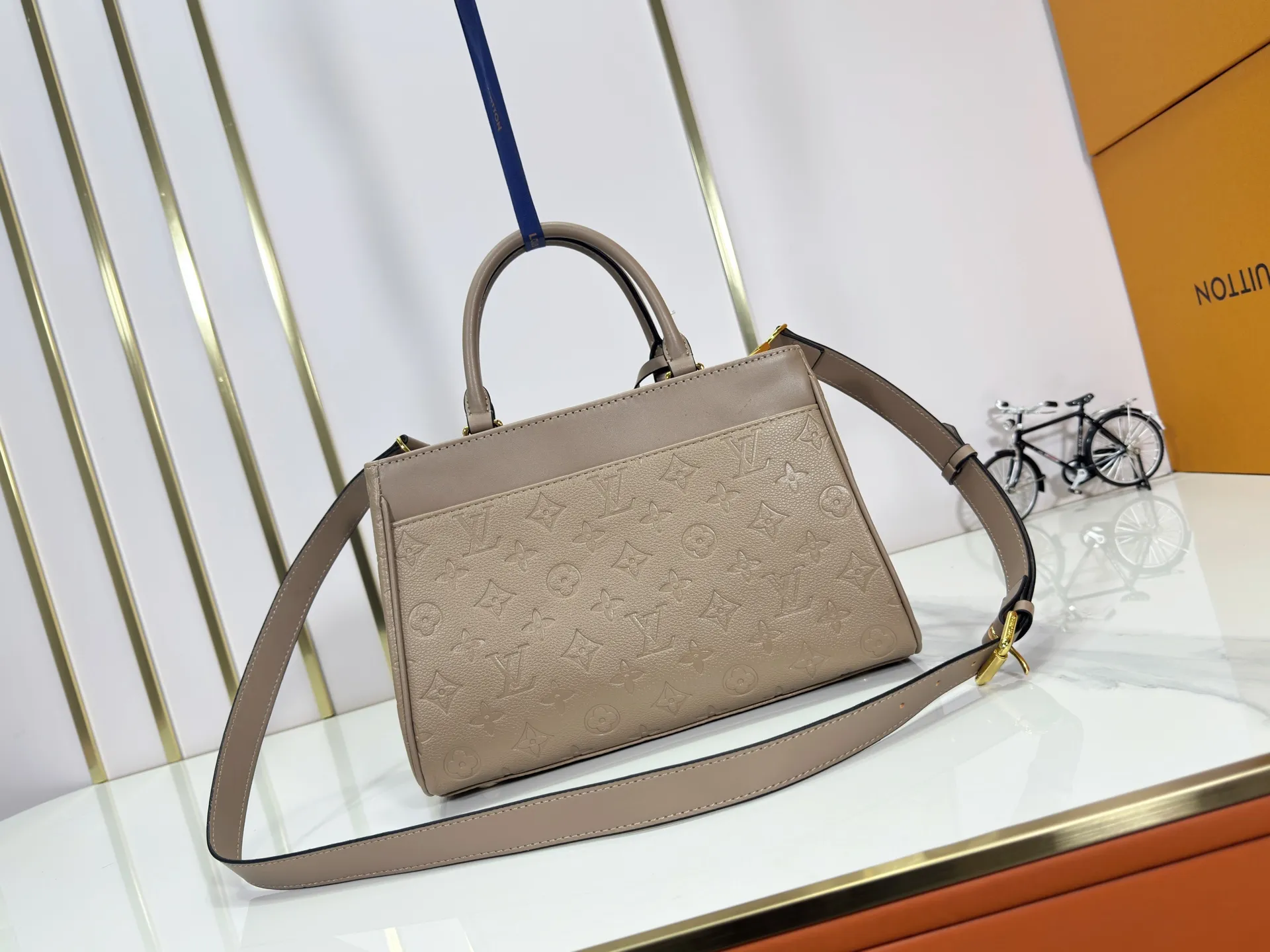 P260 upgraded original M25575 M25577 M15231 City Avenue PM (Avenue PM) combines functionality with elegant silhouette for a fashionable urban lifestyle. A piece that adds a touch of elegance to both everyday and evening looks. A modern tote bag inspired by the elegant streets of Paris. The signature Monogram prefixed leather material is decorated with name patterns and gold hardware design. Fold the handle inside to create a cross-shaped messenger bag. Dimensions: 30 x 19.5 x 12 cm (length x height x width)