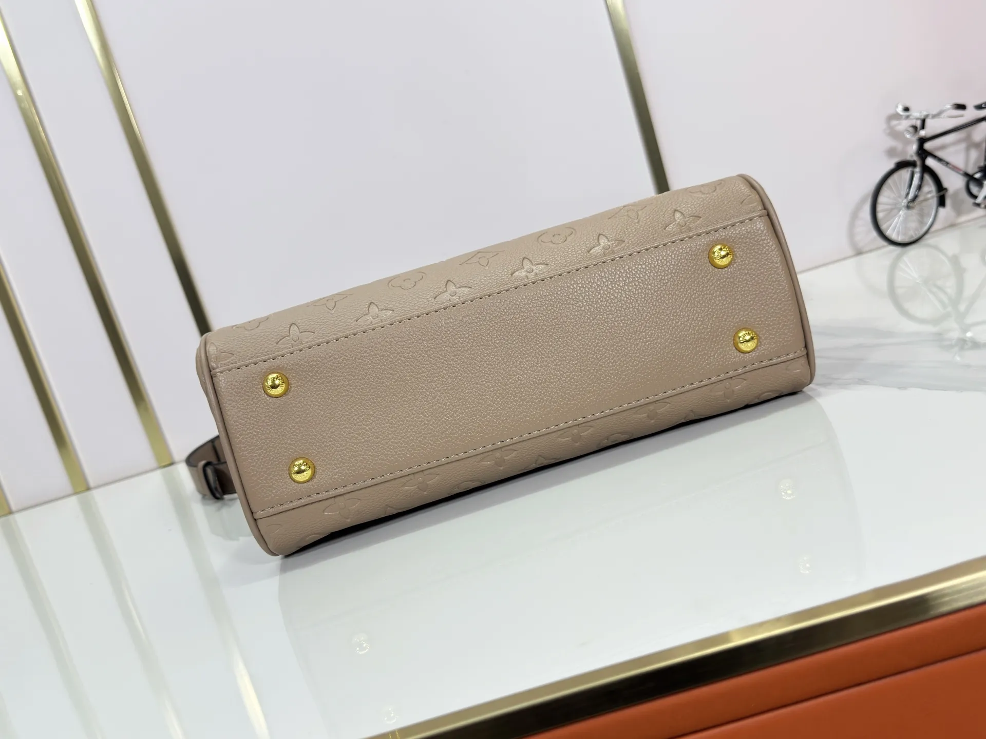 P260 upgraded original M25575 M25577 M15231 City Avenue PM (Avenue PM) combines functionality with elegant silhouette for a fashionable urban lifestyle. A piece that adds a touch of elegance to both everyday and evening looks. A modern tote bag inspired by the elegant streets of Paris. The signature Monogram prefixed leather material is decorated with name patterns and gold hardware design. Fold the handle inside to create a cross-shaped messenger bag. Dimensions: 30 x 19.5 x 12 cm (length x height x width)