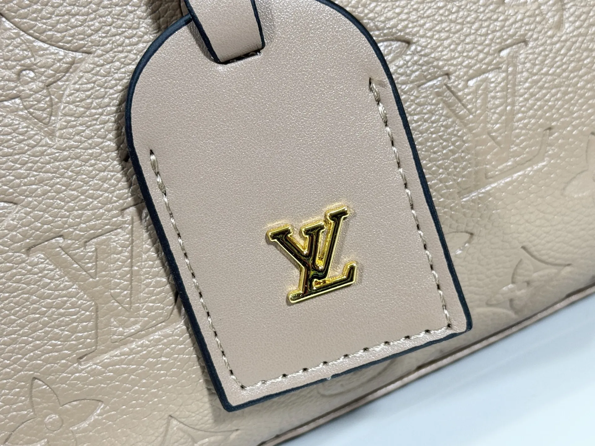 P260 upgraded original M25575 M25577 M15231 City Avenue PM (Avenue PM) combines functionality with elegant silhouette for a fashionable urban lifestyle. A piece that adds a touch of elegance to both everyday and evening looks. A modern tote bag inspired by the elegant streets of Paris. The signature Monogram prefixed leather material is decorated with name patterns and gold hardware design. Fold the handle inside to create a cross-shaped messenger bag. Dimensions: 30 x 19.5 x 12 cm (length x height x width)