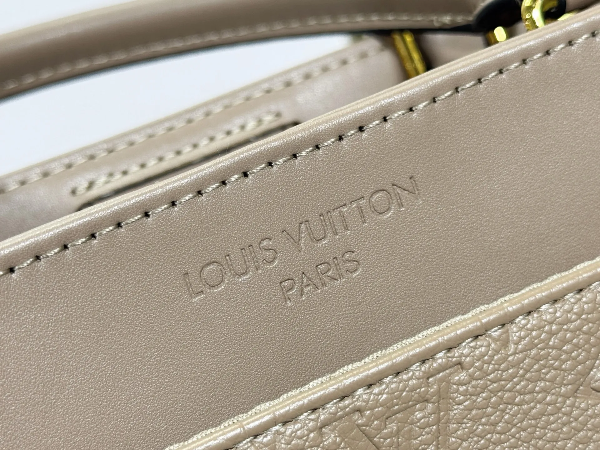 P260 upgraded original M25575 M25577 M15231 City Avenue PM (Avenue PM) combines functionality with elegant silhouette for a fashionable urban lifestyle. A piece that adds a touch of elegance to both everyday and evening looks. A modern tote bag inspired by the elegant streets of Paris. The signature Monogram prefixed leather material is decorated with name patterns and gold hardware design. Fold the handle inside to create a cross-shaped messenger bag. Dimensions: 30 x 19.5 x 12 cm (length x height x width)