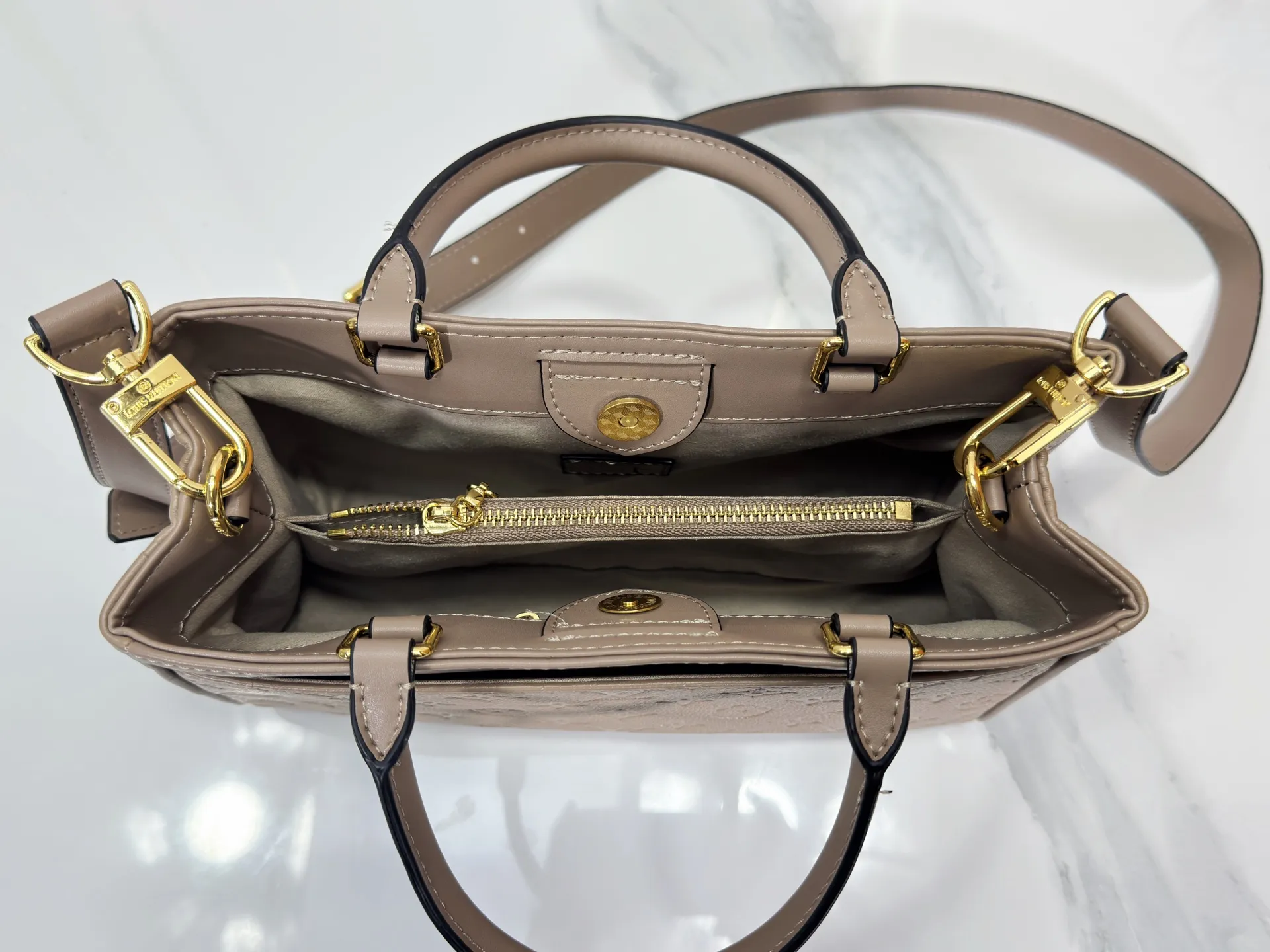 P260 upgraded original M25575 M25577 M15231 City Avenue PM (Avenue PM) combines functionality with elegant silhouette for a fashionable urban lifestyle. A piece that adds a touch of elegance to both everyday and evening looks. A modern tote bag inspired by the elegant streets of Paris. The signature Monogram prefixed leather material is decorated with name patterns and gold hardware design. Fold the handle inside to create a cross-shaped messenger bag. Dimensions: 30 x 19.5 x 12 cm (length x height x width)