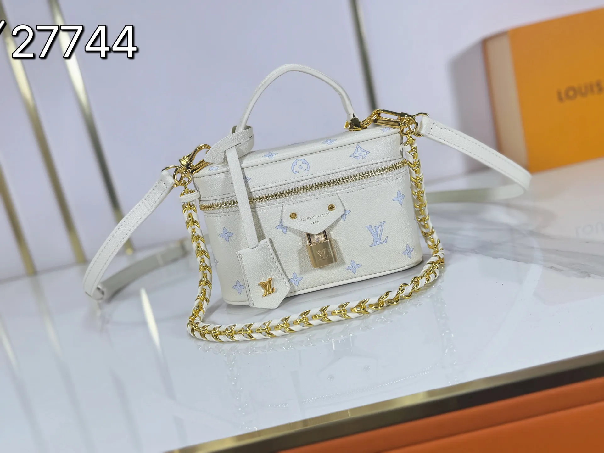 P240 M27744 M85911 M85820 M47125 Ostrich leather Vanity Chain Pouch is inspired by traditional cosmetic boxes and embodies the spirit of travel. This refined, slim bag is trimmed with goatskin trim on the top handle and features a removable braided chain. It is known for its rich collection of iconic details, including LV engraved padlocks and ostrich leather key bells. size：19x11x.5x6.5cm
