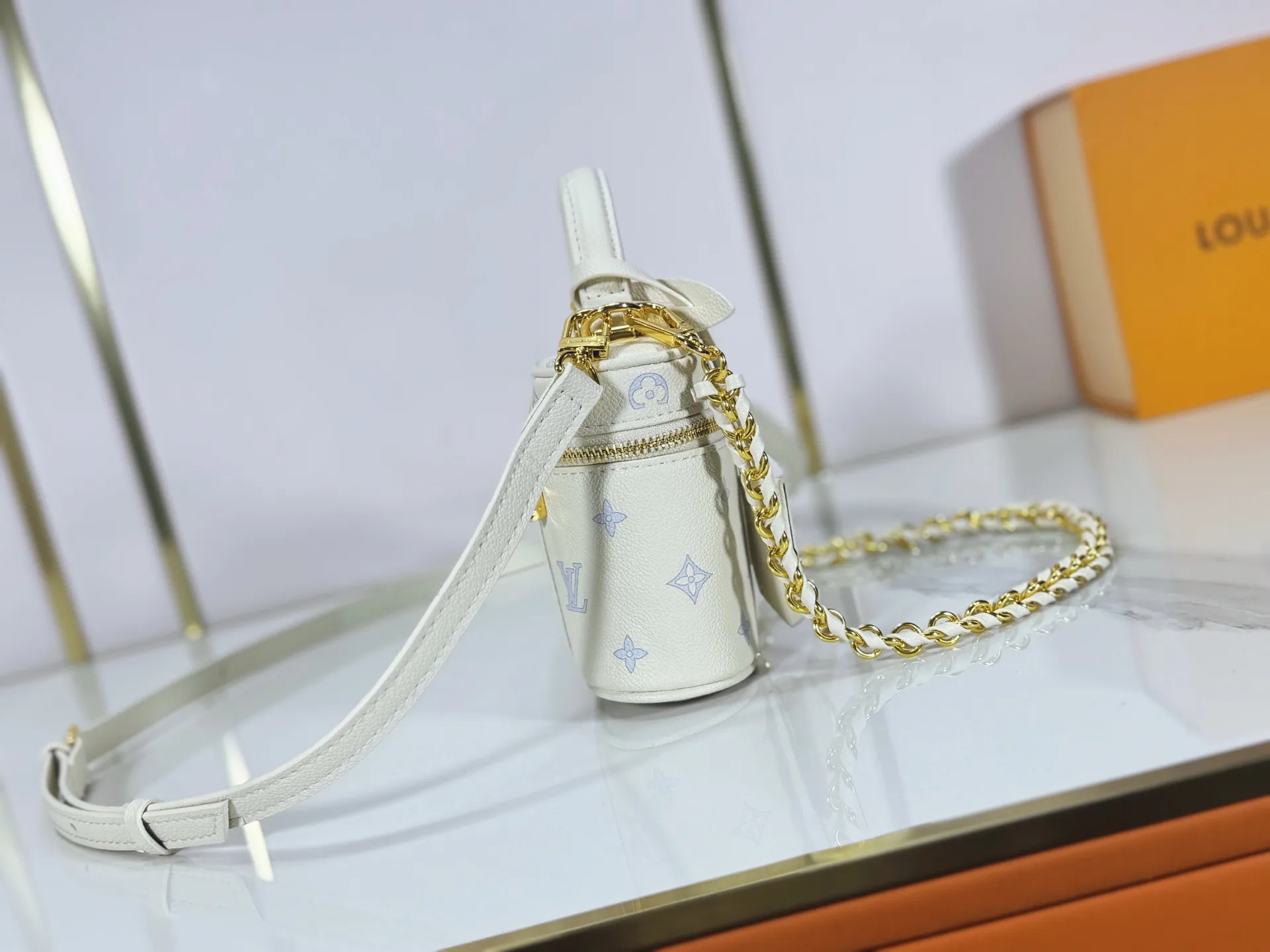 P240 M27744 M85911 M85820 M47125 Ostrich leather Vanity Chain Pouch is inspired by traditional cosmetic boxes and embodies the spirit of travel. This refined, slim bag is trimmed with goatskin trim on the top handle and features a removable braided chain. It is known for its rich collection of iconic details, including LV engraved padlocks and ostrich leather key bells. size：19x11x.5x6.5cm