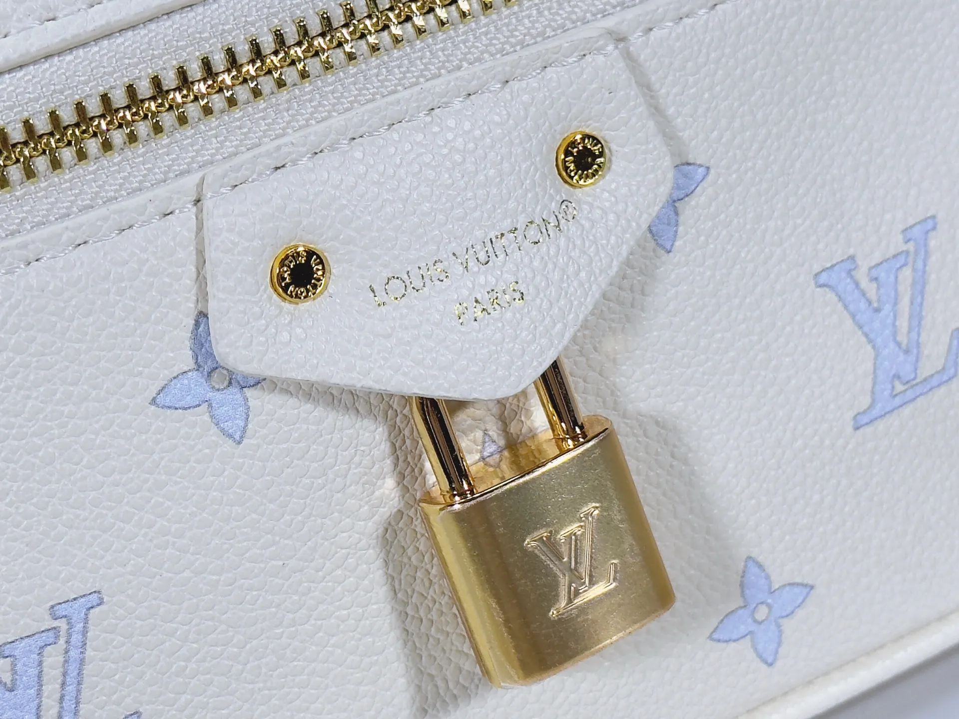 P240 M27744 M85911 M85820 M47125 Ostrich leather Vanity Chain Pouch is inspired by traditional cosmetic boxes and embodies the spirit of travel. This refined, slim bag is trimmed with goatskin trim on the top handle and features a removable braided chain. It is known for its rich collection of iconic details, including LV engraved padlocks and ostrich leather key bells. size：19x11x.5x6.5cm