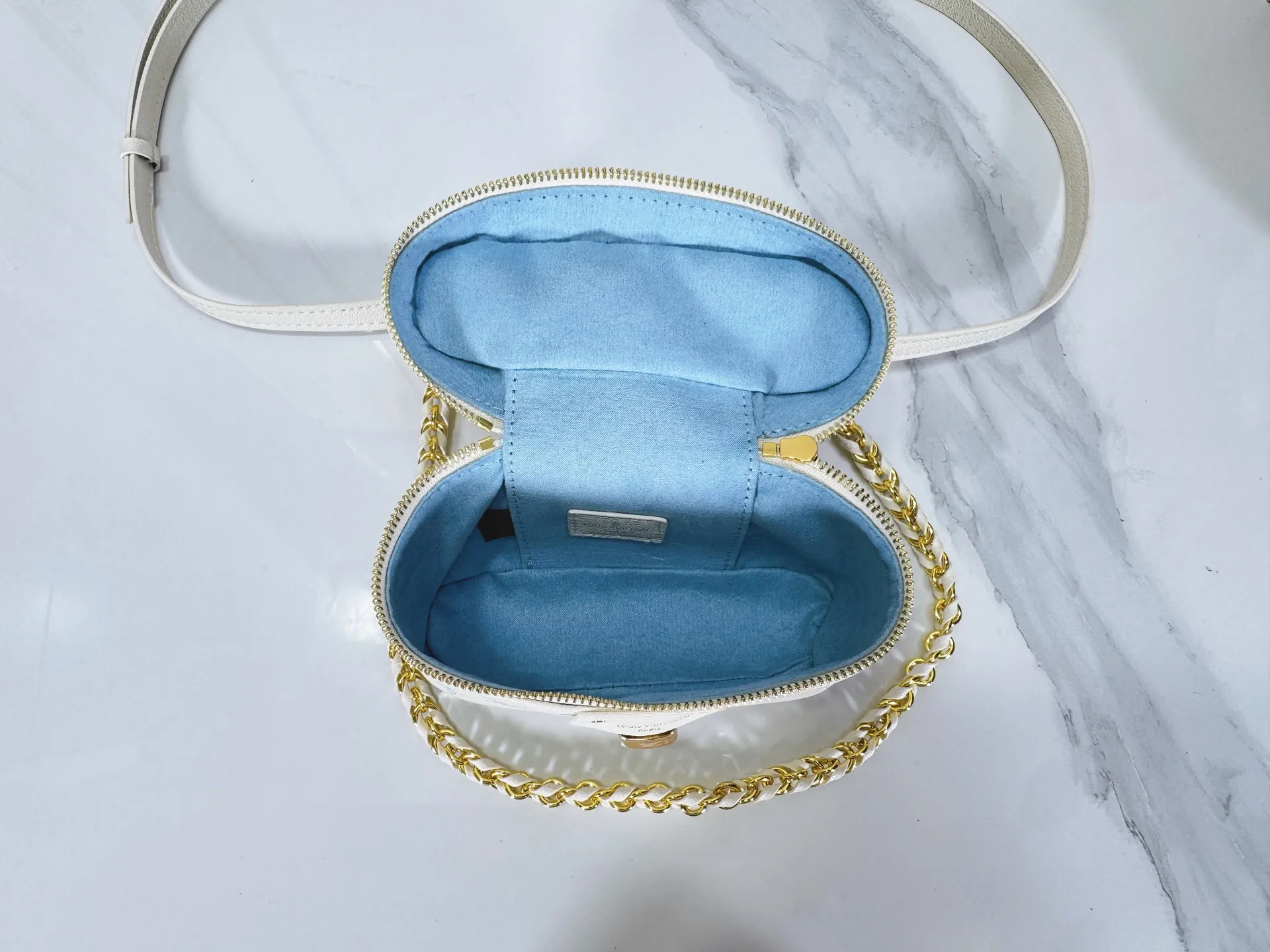 P240 M27744 M85911 M85820 M47125 Ostrich leather Vanity Chain Pouch is inspired by traditional cosmetic boxes and embodies the spirit of travel. This refined, slim bag is trimmed with goatskin trim on the top handle and features a removable braided chain. It is known for its rich collection of iconic details, including LV engraved padlocks and ostrich leather key bells. size：19x11x.5x6.5cm