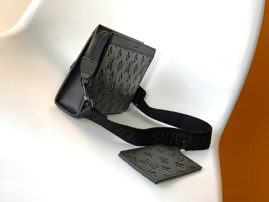 Factory price 620 chip version, M81125 embossed black, M81115 top original order. The Gaston Wearable Wallet handbag was born out of the Louis Vuitton Pochette Voyage clutch. It is cut into a suitable size with Monogram Shadow leather and can accommodate mobile phones and other travel needs. The removable and adjustable shoulder strap features a removable card holder, ideal for holding contactless payment devices or transit cards. 22.0 x 14.5 x 4.5 cm (L x H x W) • Monogram Shadow cow leather • Textile lining • Cow leather trim • Metal hardware