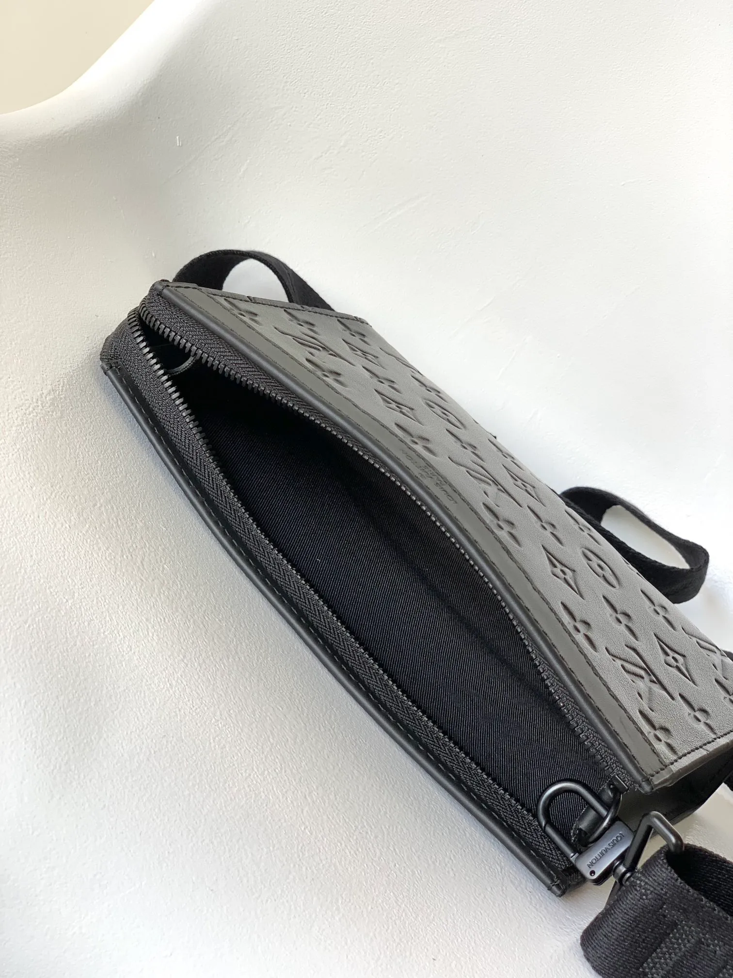 Factory price 620 chip version, M81125 embossed black, M81115 top original order. The Gaston Wearable Wallet handbag was born out of the Louis Vuitton Pochette Voyage clutch. It is cut into a suitable size with Monogram Shadow leather and can accommodate mobile phones and other travel needs. The removable and adjustable shoulder strap features a removable card holder, ideal for holding contactless payment devices or transit cards. 22.0 x 14.5 x 4.5 cm (L x H x W) • Monogram Shadow cow leather • Textile lining • Cow leather trim • Metal hardware