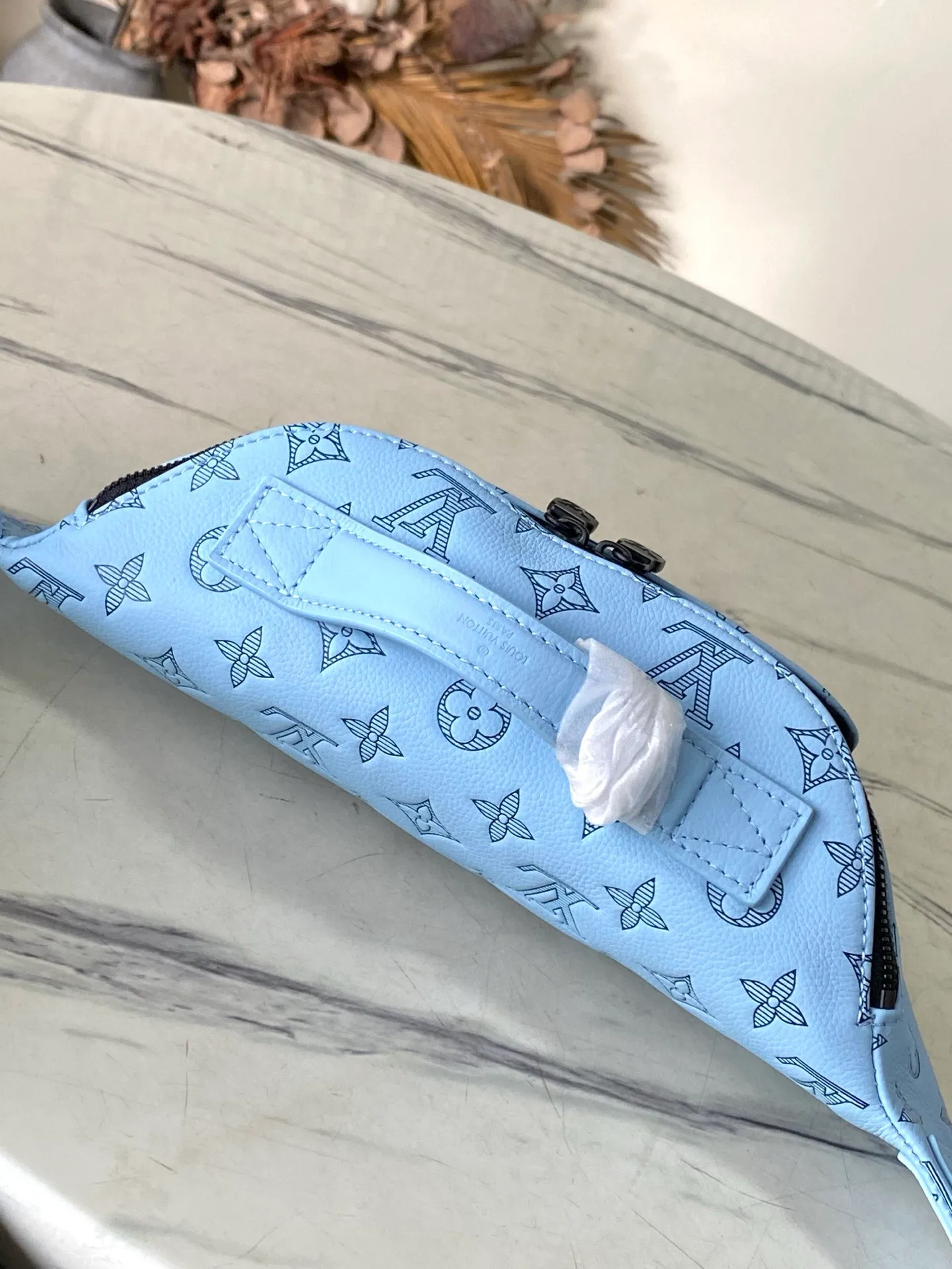 💰1160 (top-grain leather) Top-quality original order M14782 This Rush waist bag is made of Monogram Shadow embossed cow leather with a matte texture, and uses handsome tones to create a dynamic charm. Use the adjustable shoulder strap to switch between waist, shoulder and cross-body wear. 15 x 8 x 30 cm (height x width x length)