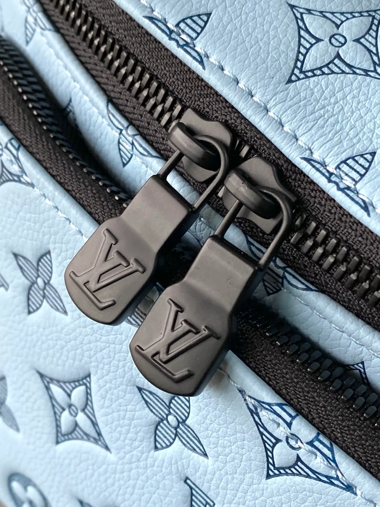 💰1160 (top-grain leather) Top-quality original order M14782 This Rush waist bag is made of Monogram Shadow embossed cow leather with a matte texture, and uses handsome tones to create a dynamic charm. Use the adjustable shoulder strap to switch between waist, shoulder and cross-body wear. 15 x 8 x 30 cm (height x width x length)