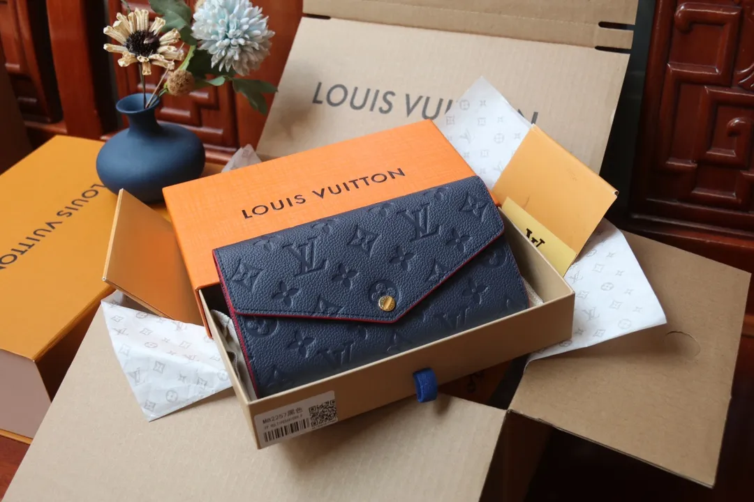 M82257 embossed P540 The embossed processing of Louis Vuitton's iconic Monogram pattern is very beautiful, and the "Portefeuille Sara" using Monogram Unplant leather is used. Opening the envelope-shaped flip cover reveals functional interior features such as multiple card slots and a zippered coin pocket. Size: 19 10.5 2