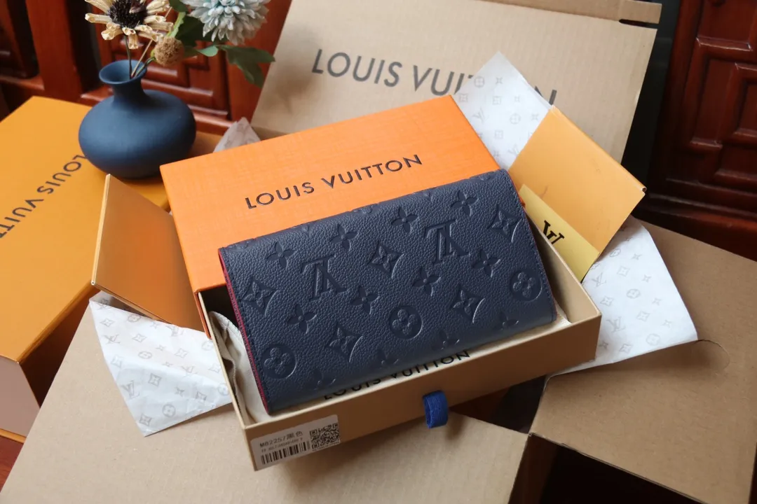 M82257 embossed P540 The embossed processing of Louis Vuitton's iconic Monogram pattern is very beautiful, and the "Portefeuille Sara" using Monogram Unplant leather is used. Opening the envelope-shaped flip cover reveals functional interior features such as multiple card slots and a zippered coin pocket. Size: 19 10.5 2