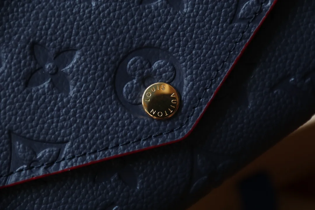 M82257 embossed P540 The embossed processing of Louis Vuitton's iconic Monogram pattern is very beautiful, and the "Portefeuille Sara" using Monogram Unplant leather is used. Opening the envelope-shaped flip cover reveals functional interior features such as multiple card slots and a zippered coin pocket. Size: 19 10.5 2