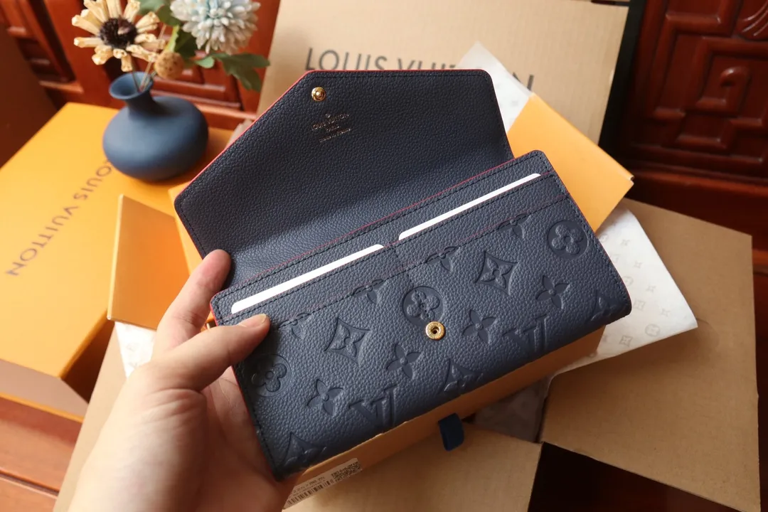 M82257 embossed P540 The embossed processing of Louis Vuitton's iconic Monogram pattern is very beautiful, and the "Portefeuille Sara" using Monogram Unplant leather is used. Opening the envelope-shaped flip cover reveals functional interior features such as multiple card slots and a zippered coin pocket. Size: 19 10.5 2