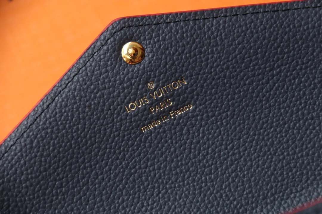 M82257 embossed P540 The embossed processing of Louis Vuitton's iconic Monogram pattern is very beautiful, and the "Portefeuille Sara" using Monogram Unplant leather is used. Opening the envelope-shaped flip cover reveals functional interior features such as multiple card slots and a zippered coin pocket. Size: 19 10.5 2