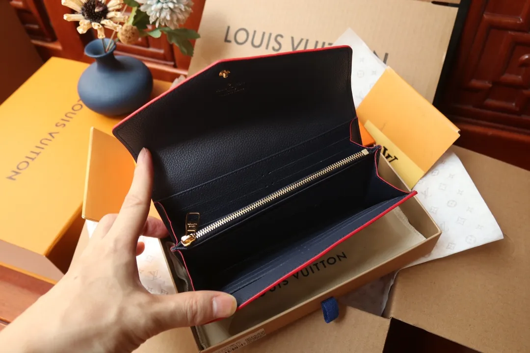 M82257 embossed P540 The embossed processing of Louis Vuitton's iconic Monogram pattern is very beautiful, and the "Portefeuille Sara" using Monogram Unplant leather is used. Opening the envelope-shaped flip cover reveals functional interior features such as multiple card slots and a zippered coin pocket. Size: 19 10.5 2