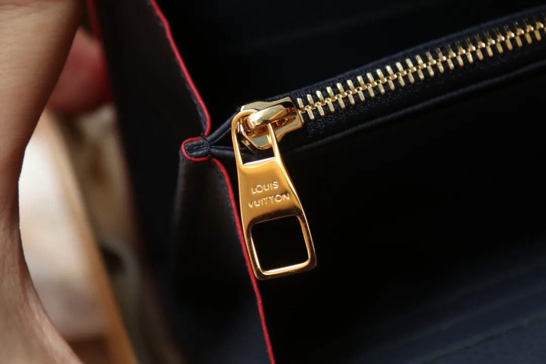 M82257 embossed P540 The embossed processing of Louis Vuitton's iconic Monogram pattern is very beautiful, and the "Portefeuille Sara" using Monogram Unplant leather is used. Opening the envelope-shaped flip cover reveals functional interior features such as multiple card slots and a zippered coin pocket. Size: 19 10.5 2