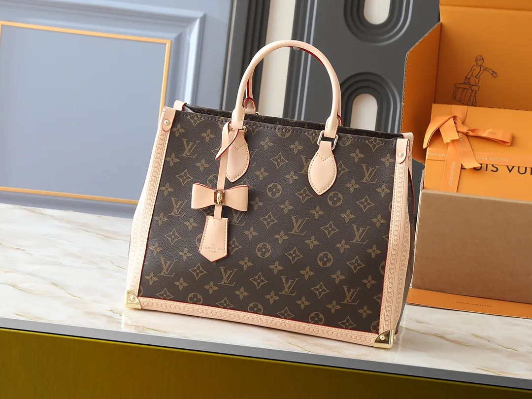 💰320💰The upgraded original M13079 Louis Vuitton x Takashi Murakami reissue series interprets the OnTheGo medium handbag in a smart way. The colorful Monogram canvas body, cowhide leather trim and LV x TM key bag highlight the sophisticated style. The shiny corners recall the design of traditional Louis Vuitton luggage, and the shoulder strap and top handle allow for multiple carrying methods. Dimensions: 35.0 x 27.0 x 14.0 cm (length x height x width)