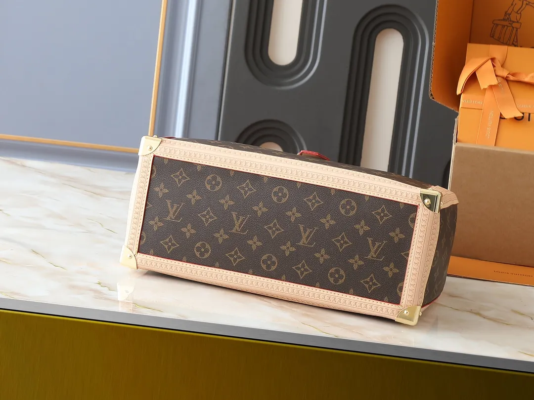 💰320💰The upgraded original M13079 Louis Vuitton x Takashi Murakami reissue series interprets the OnTheGo medium handbag in a smart way. The colorful Monogram canvas body, cowhide leather trim and LV x TM key bag highlight the sophisticated style. The shiny corners recall the design of traditional Louis Vuitton luggage, and the shoulder strap and top handle allow for multiple carrying methods. Dimensions: 35.0 x 27.0 x 14.0 cm (length x height x width)