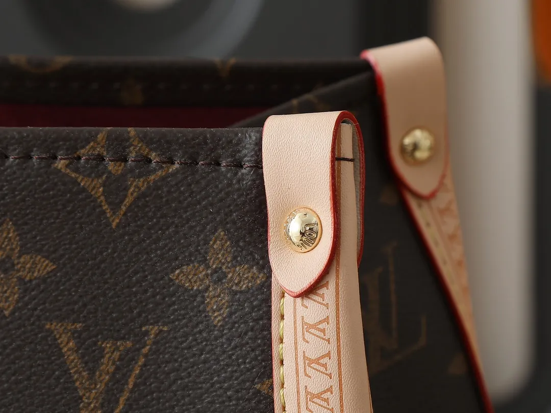 💰320💰The upgraded original M13079 Louis Vuitton x Takashi Murakami reissue series interprets the OnTheGo medium handbag in a smart way. The colorful Monogram canvas body, cowhide leather trim and LV x TM key bag highlight the sophisticated style. The shiny corners recall the design of traditional Louis Vuitton luggage, and the shoulder strap and top handle allow for multiple carrying methods. Dimensions: 35.0 x 27.0 x 14.0 cm (length x height x width)