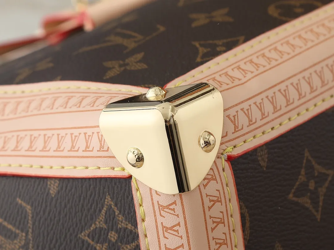 💰320💰The upgraded original M13079 Louis Vuitton x Takashi Murakami reissue series interprets the OnTheGo medium handbag in a smart way. The colorful Monogram canvas body, cowhide leather trim and LV x TM key bag highlight the sophisticated style. The shiny corners recall the design of traditional Louis Vuitton luggage, and the shoulder strap and top handle allow for multiple carrying methods. Dimensions: 35.0 x 27.0 x 14.0 cm (length x height x width)