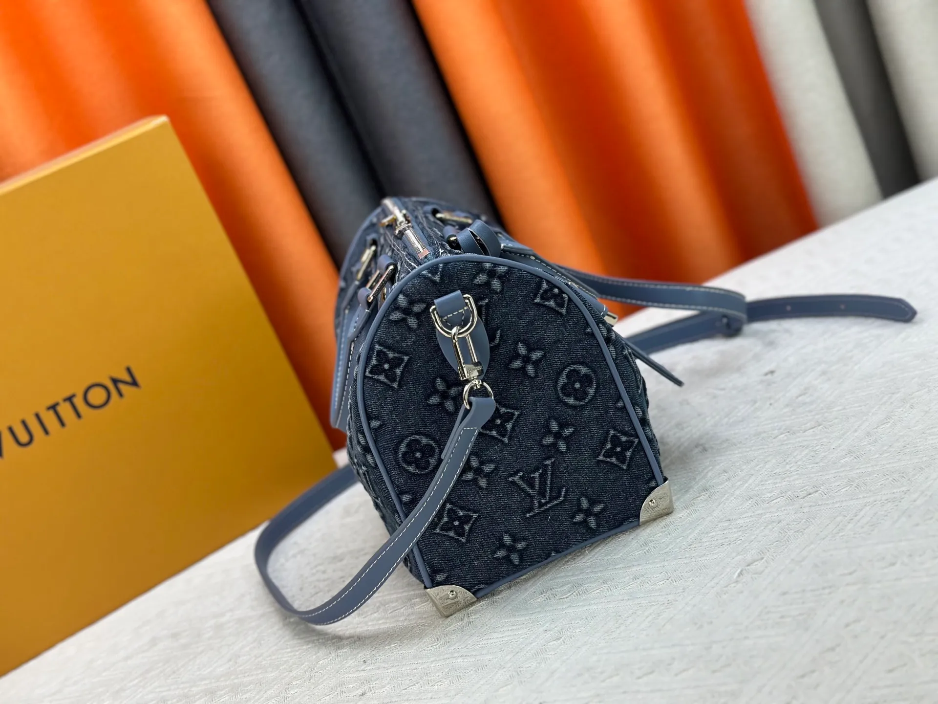 P340 Embossed Denim M13805-M13085-M13257 M13806 40391 40390lv Denim Embossed Pillow Bag NANOSPEEDY Handbag This Nano Speedy handbag combines Monogram canvas and cow leather trim printing, with 33 colorful interpretations of white tricolor and black tricolor. It has been launched in twelve pieces and is very popular around the world and is loved by celebrities and celebrities. 25.0 x 19.0 x 15.0 cm