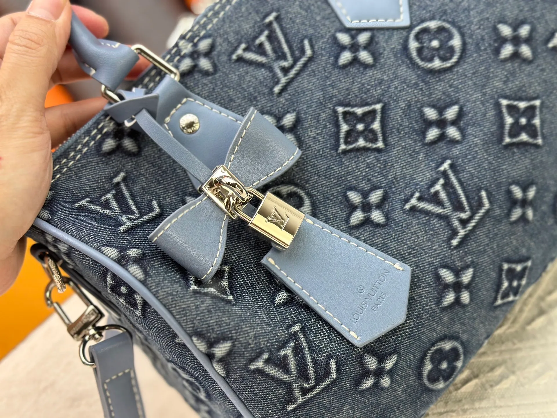 P340 Embossed Denim M13805-M13085-M13257 M13806 40391 40390lv Denim Embossed Pillow Bag NANOSPEEDY Handbag This Nano Speedy handbag combines Monogram canvas and cow leather trim printing, with 33 colorful interpretations of white tricolor and black tricolor. It has been launched in twelve pieces and is very popular around the world and is loved by celebrities and celebrities. 25.0 x 19.0 x 15.0 cm