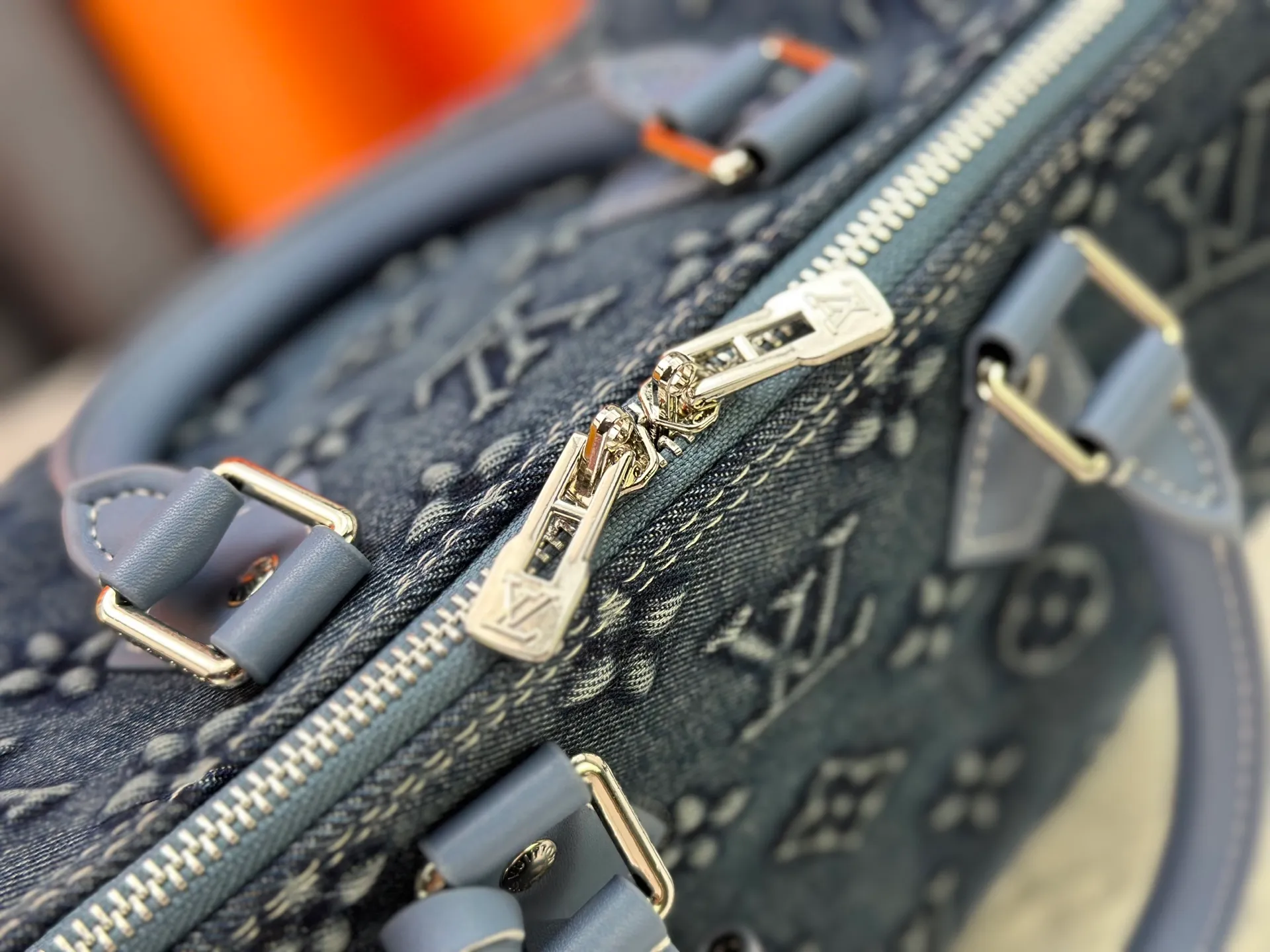 P340 Embossed Denim M13805-M13085-M13257 M13806 40391 40390lv Denim Embossed Pillow Bag NANOSPEEDY Handbag This Nano Speedy handbag combines Monogram canvas and cow leather trim printing, with 33 colorful interpretations of white tricolor and black tricolor. It has been launched in twelve pieces and is very popular around the world and is loved by celebrities and celebrities. 25.0 x 19.0 x 15.0 cm