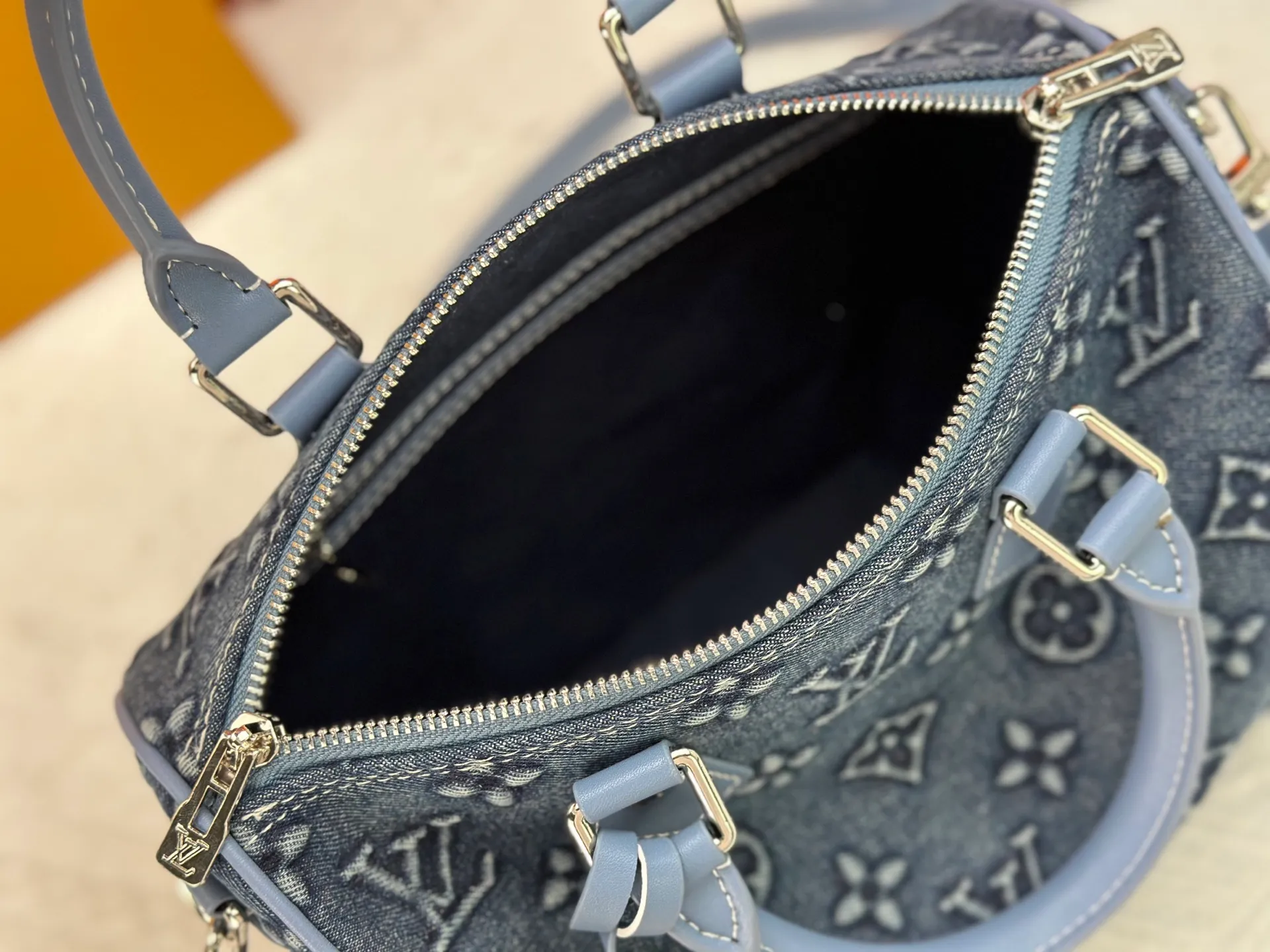 P340 Embossed Denim M13805-M13085-M13257 M13806 40391 40390lv Denim Embossed Pillow Bag NANOSPEEDY Handbag This Nano Speedy handbag combines Monogram canvas and cow leather trim printing, with 33 colorful interpretations of white tricolor and black tricolor. It has been launched in twelve pieces and is very popular around the world and is loved by celebrities and celebrities. 25.0 x 19.0 x 15.0 cm