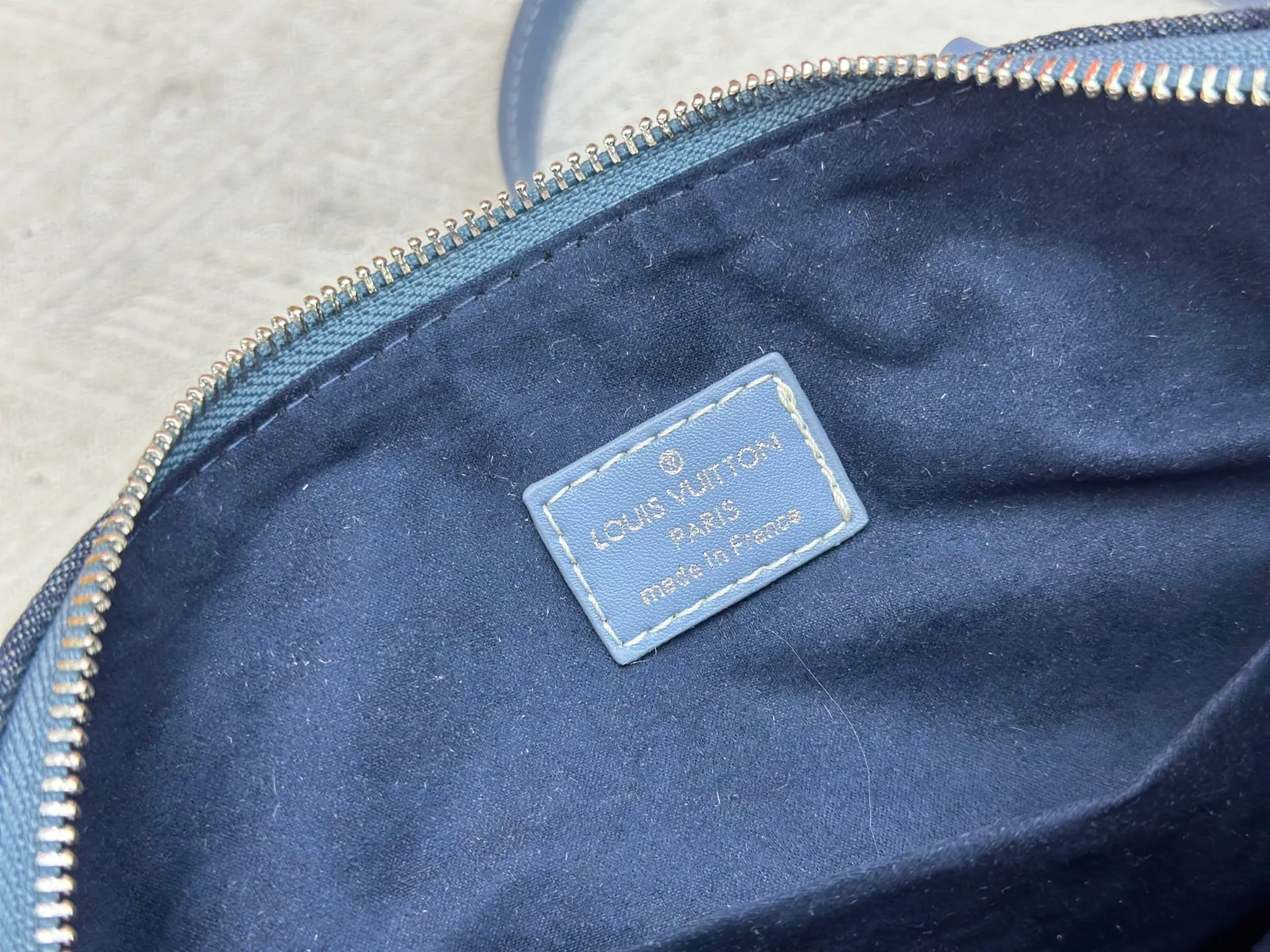 P340 Embossed Denim M13805-M13085-M13257 M13806 40391 40390lv Denim Embossed Pillow Bag NANOSPEEDY Handbag This Nano Speedy handbag combines Monogram canvas and cow leather trim printing, with 33 colorful interpretations of white tricolor and black tricolor. It has been launched in twelve pieces and is very popular around the world and is loved by celebrities and celebrities. 25.0 x 19.0 x 15.0 cm
