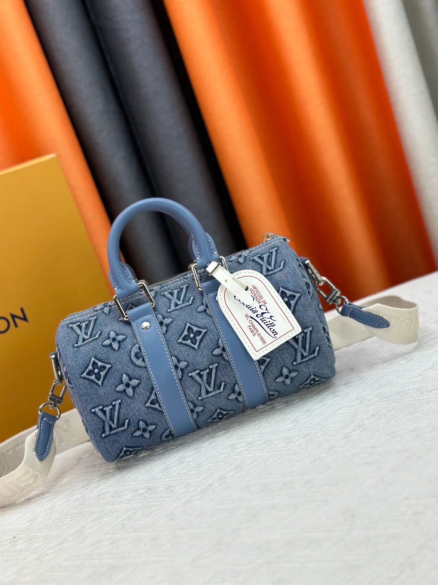 P260 Upgraded original M22762 This Keepall Bandoulière 25 handbag displays the vintage texture of Monogram Washed Demin canvas. The Monogram pattern is outlined with embossing and hand-painting techniques, as if it were a faded denim that has been baptized by time. It is paired with a retro-style nameplate and a detachable and adjustable shoulder strap. 25.0 x 15.0 x 11.0 cm (length x height x width)