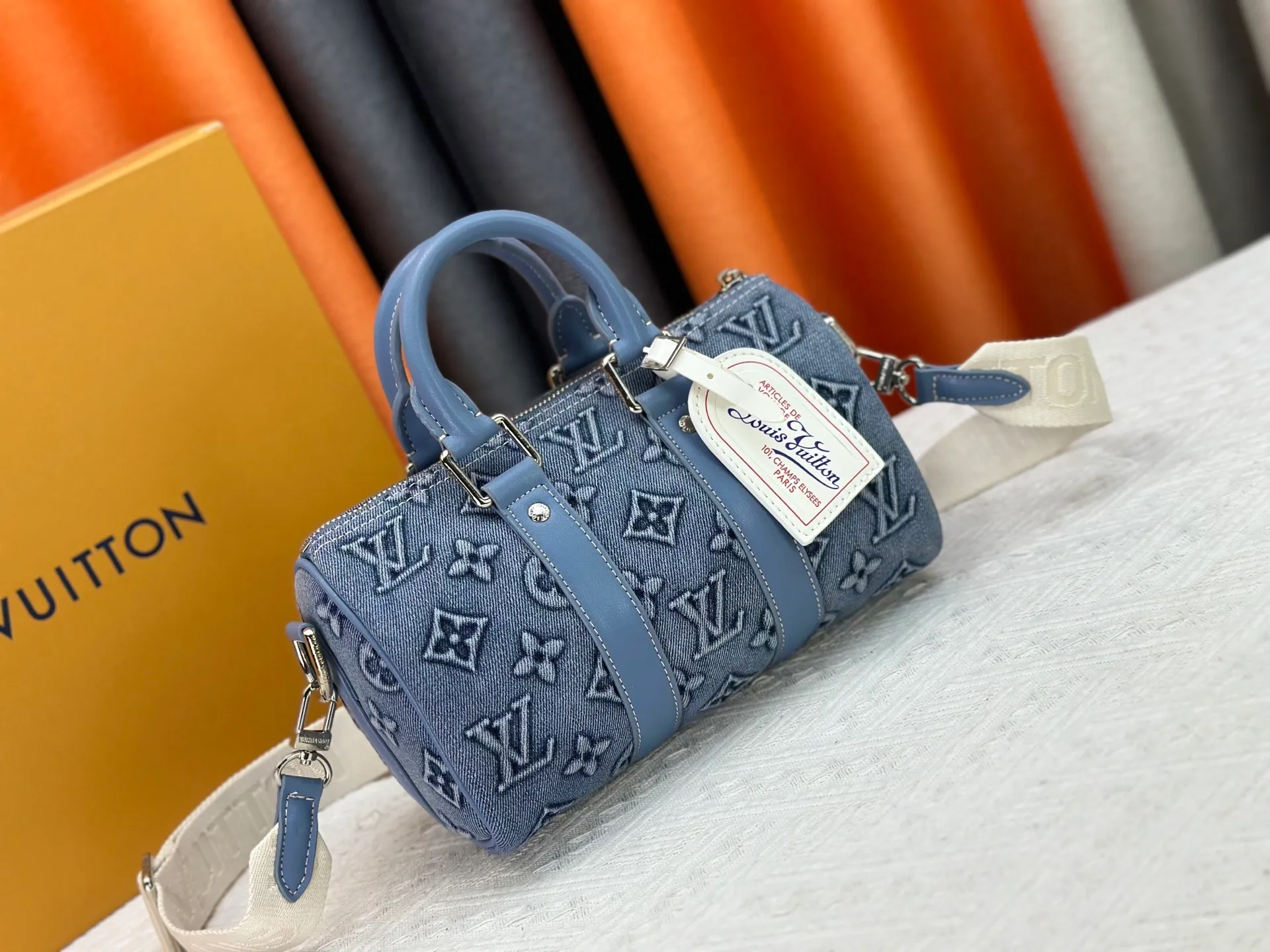 P260 Upgraded original M22762 This Keepall Bandoulière 25 handbag displays the vintage texture of Monogram Washed Demin canvas. The Monogram pattern is outlined with embossing and hand-painting techniques, as if it were a faded denim that has been baptized by time. It is paired with a retro-style nameplate and a detachable and adjustable shoulder strap. 25.0 x 15.0 x 11.0 cm (length x height x width)