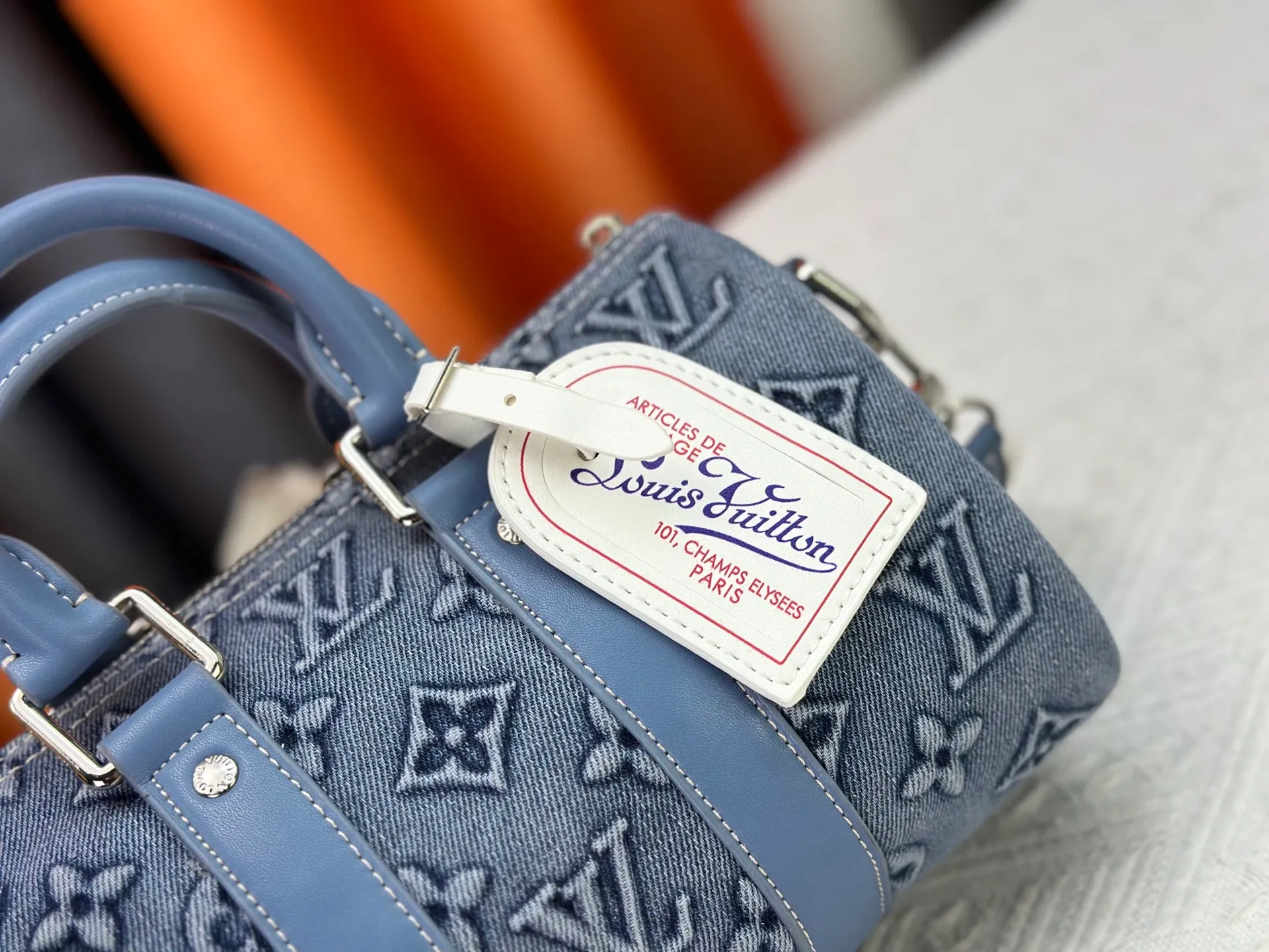 P260 Upgraded original M22762 This Keepall Bandoulière 25 handbag displays the vintage texture of Monogram Washed Demin canvas. The Monogram pattern is outlined with embossing and hand-painting techniques, as if it were a faded denim that has been baptized by time. It is paired with a retro-style nameplate and a detachable and adjustable shoulder strap. 25.0 x 15.0 x 11.0 cm (length x height x width)