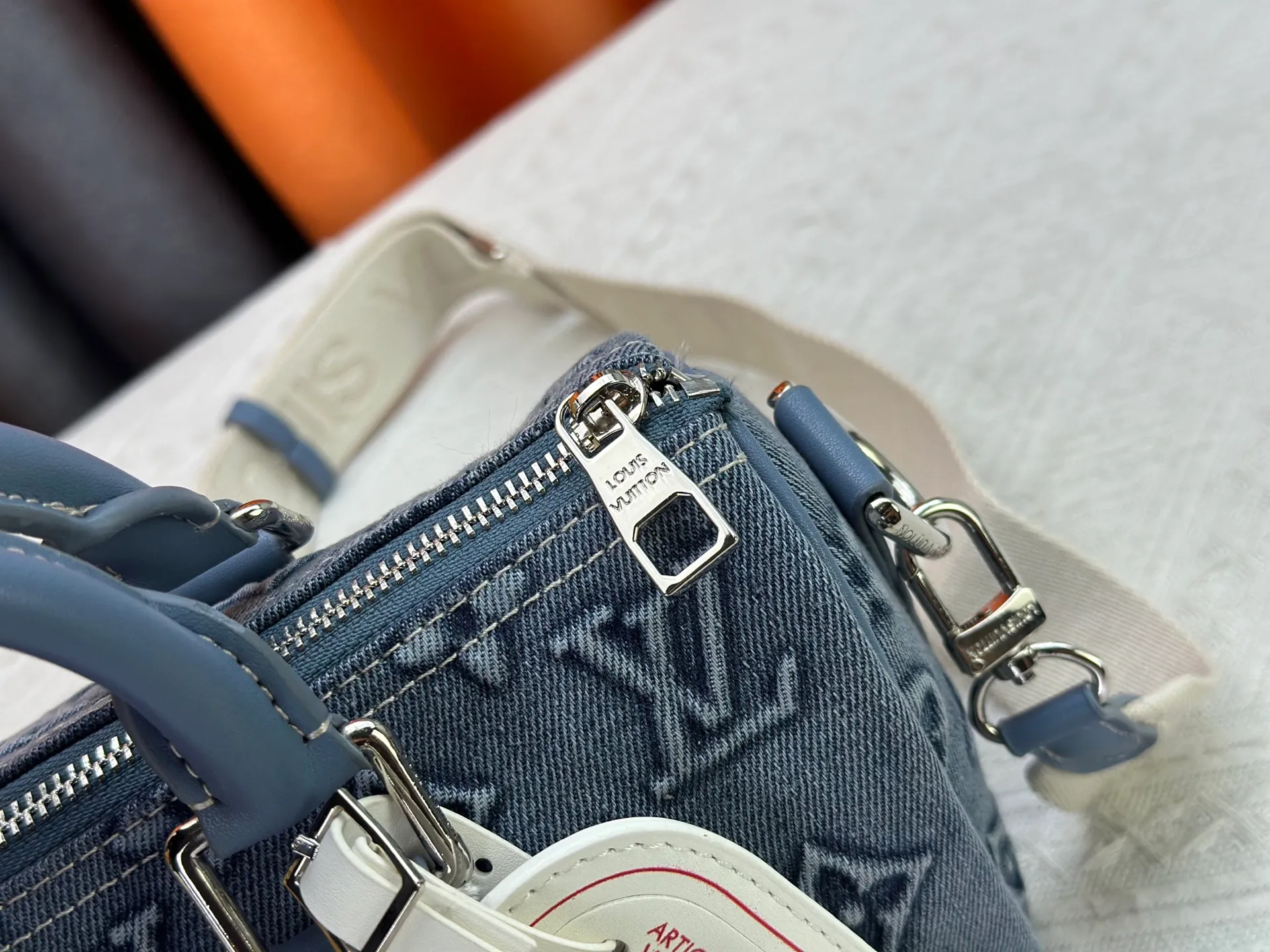 P260 Upgraded original M22762 This Keepall Bandoulière 25 handbag displays the vintage texture of Monogram Washed Demin canvas. The Monogram pattern is outlined with embossing and hand-painting techniques, as if it were a faded denim that has been baptized by time. It is paired with a retro-style nameplate and a detachable and adjustable shoulder strap. 25.0 x 15.0 x 11.0 cm (length x height x width)