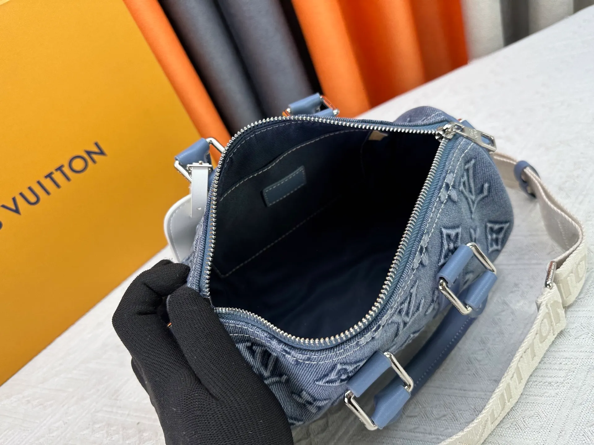 P260 Upgraded original M22762 This Keepall Bandoulière 25 handbag displays the vintage texture of Monogram Washed Demin canvas. The Monogram pattern is outlined with embossing and hand-painting techniques, as if it were a faded denim that has been baptized by time. It is paired with a retro-style nameplate and a detachable and adjustable shoulder strap. 25.0 x 15.0 x 11.0 cm (length x height x width)