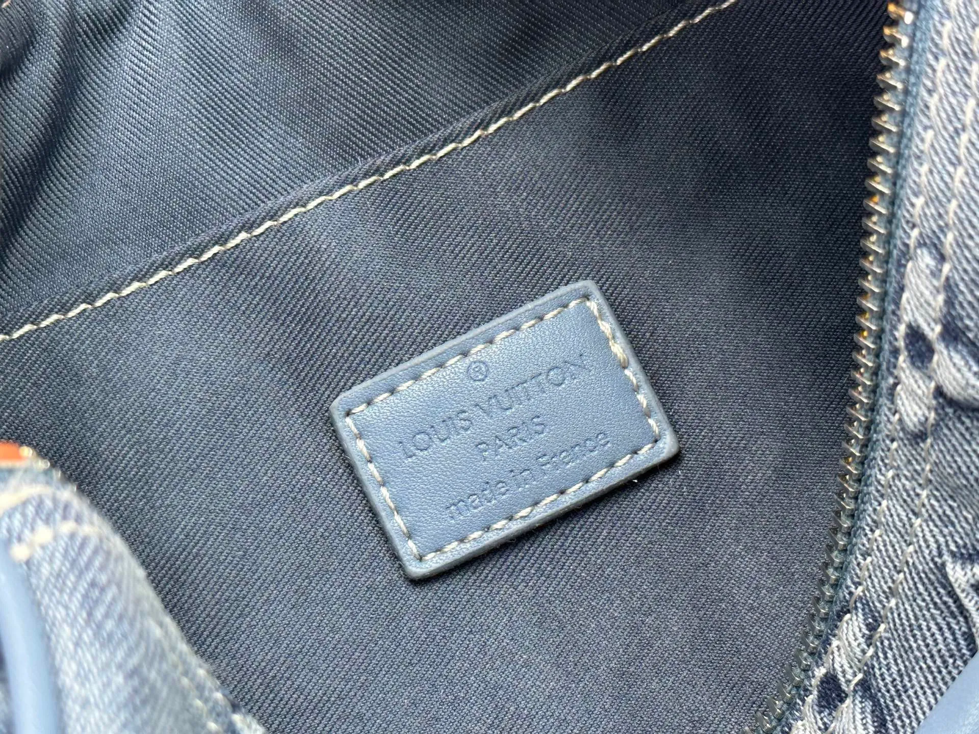 P260 Upgraded original M22762 This Keepall Bandoulière 25 handbag displays the vintage texture of Monogram Washed Demin canvas. The Monogram pattern is outlined with embossing and hand-painting techniques, as if it were a faded denim that has been baptized by time. It is paired with a retro-style nameplate and a detachable and adjustable shoulder strap. 25.0 x 15.0 x 11.0 cm (length x height x width)