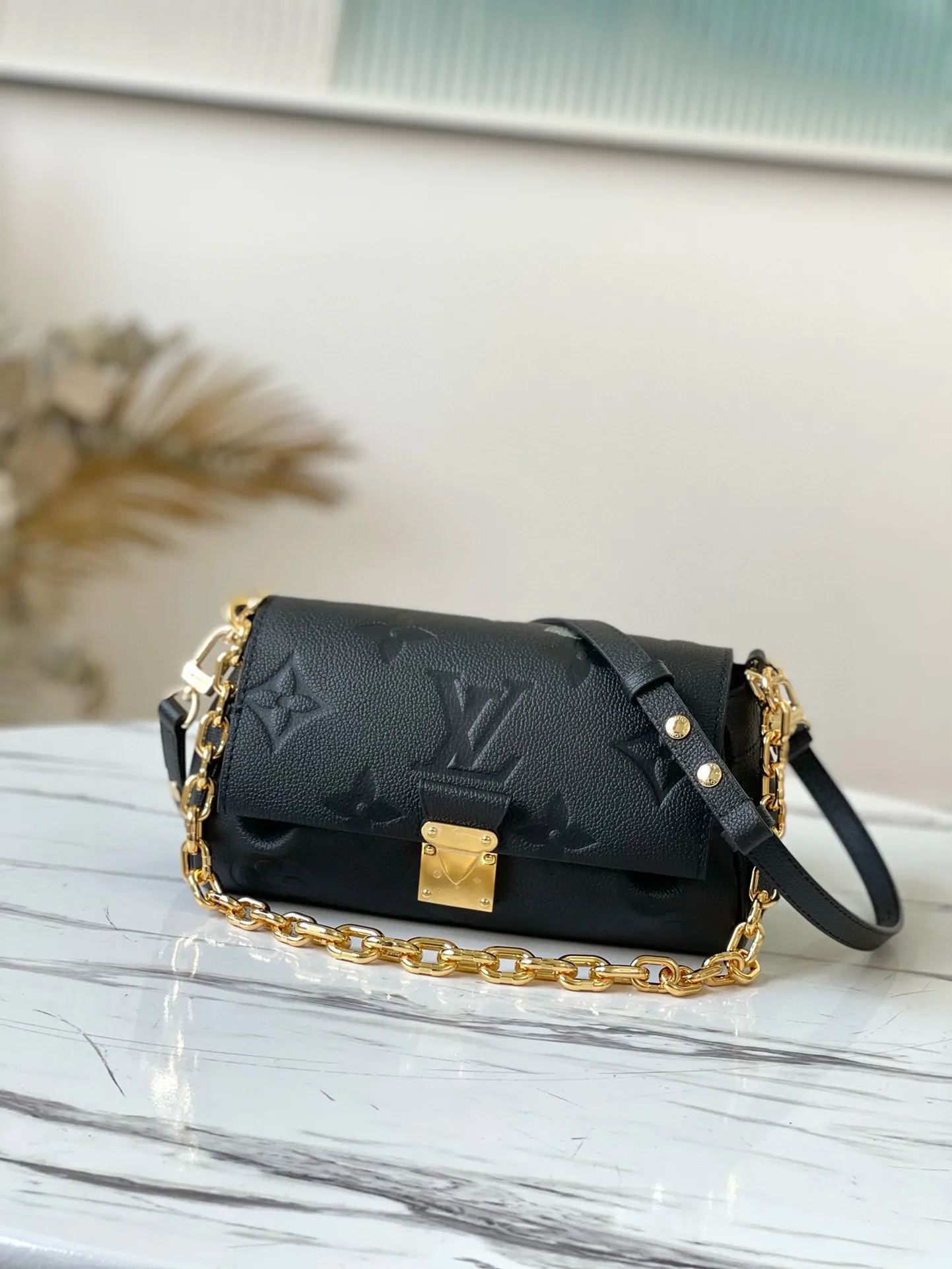 💰1180 (top-grain leather) top-quality original M45813 Favorite handbag is made of soft grain leather embossed with an oversized Monogram pattern, with gentle pleats to inject a high-definition texture, and the magnetic buckle continues the heritage. The detachable and adjustable shoulder strap allows for short shoulder or cross-body wear, and the detachable chain is suitable for evening occasions. Dimensions: 24 x 14 x 9 cm