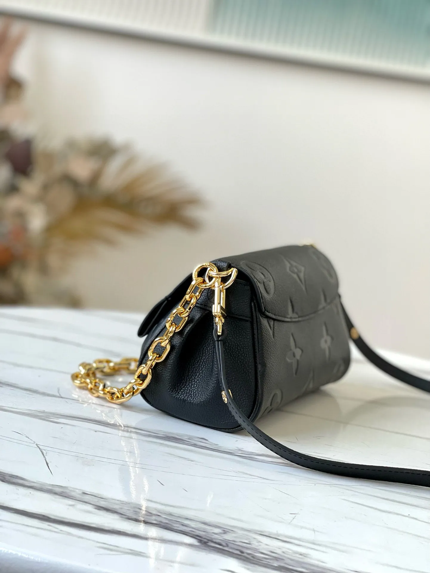 💰1180 (top-grain leather) top-quality original M45813 Favorite handbag is made of soft grain leather embossed with an oversized Monogram pattern, with gentle pleats to inject a high-definition texture, and the magnetic buckle continues the heritage. The detachable and adjustable shoulder strap allows for short shoulder or cross-body wear, and the detachable chain is suitable for evening occasions. Dimensions: 24 x 14 x 9 cm
