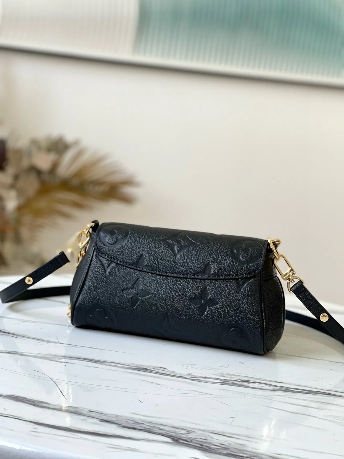 💰1180 (top-grain leather) top-quality original M45813 Favorite handbag is made of soft grain leather embossed with an oversized Monogram pattern, with gentle pleats to inject a high-definition texture, and the magnetic buckle continues the heritage. The detachable and adjustable shoulder strap allows for short shoulder or cross-body wear, and the detachable chain is suitable for evening occasions. Dimensions: 24 x 14 x 9 cm