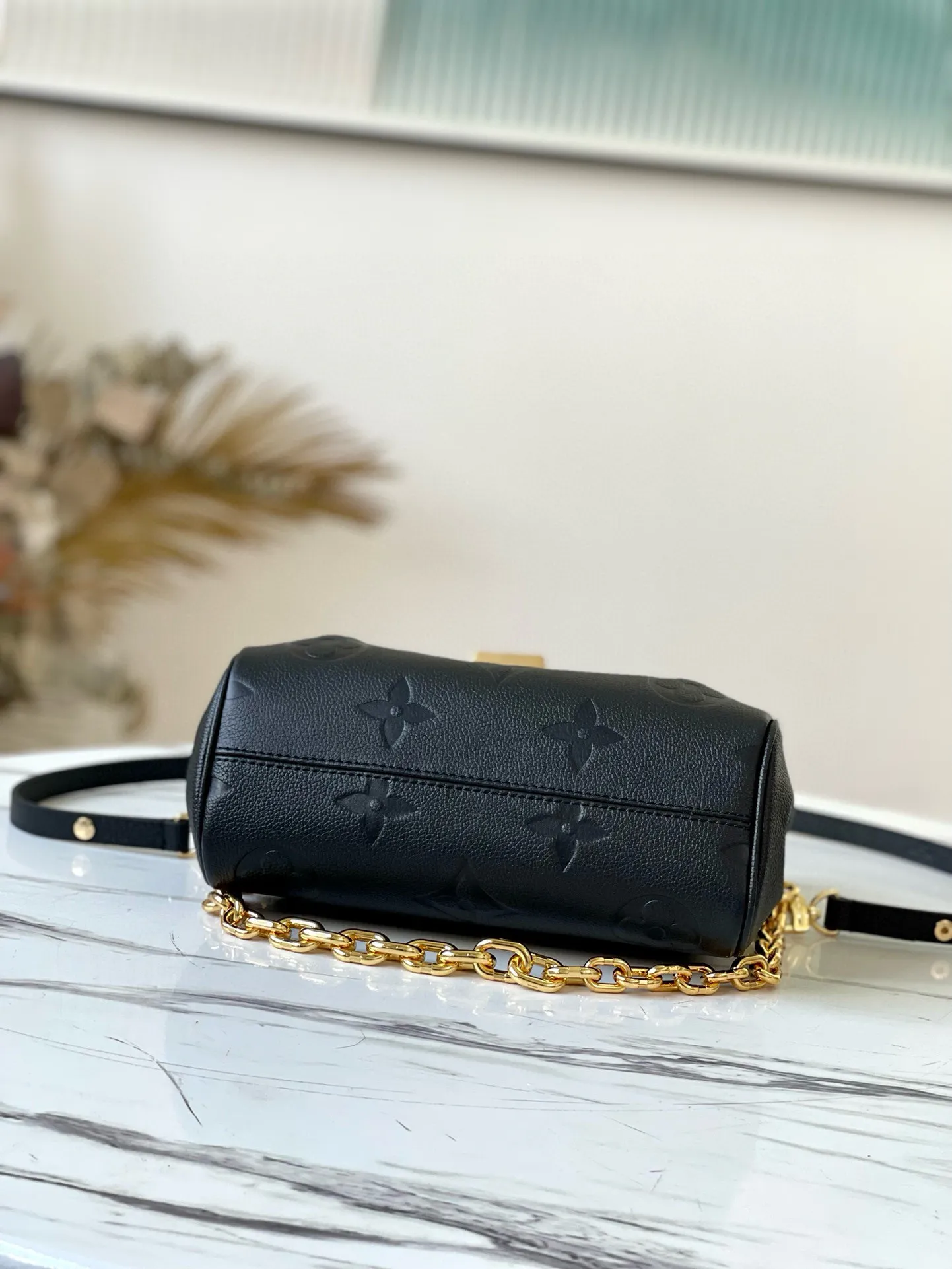 💰1180 (top-grain leather) top-quality original M45813 Favorite handbag is made of soft grain leather embossed with an oversized Monogram pattern, with gentle pleats to inject a high-definition texture, and the magnetic buckle continues the heritage. The detachable and adjustable shoulder strap allows for short shoulder or cross-body wear, and the detachable chain is suitable for evening occasions. Dimensions: 24 x 14 x 9 cm