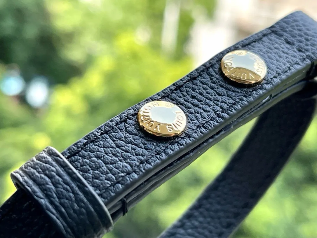 💰1180 (top-grain leather) top-quality original M45813 Favorite handbag is made of soft grain leather embossed with an oversized Monogram pattern, with gentle pleats to inject a high-definition texture, and the magnetic buckle continues the heritage. The detachable and adjustable shoulder strap allows for short shoulder or cross-body wear, and the detachable chain is suitable for evening occasions. Dimensions: 24 x 14 x 9 cm