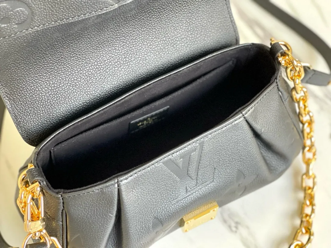 💰1180 (top-grain leather) top-quality original M45813 Favorite handbag is made of soft grain leather embossed with an oversized Monogram pattern, with gentle pleats to inject a high-definition texture, and the magnetic buckle continues the heritage. The detachable and adjustable shoulder strap allows for short shoulder or cross-body wear, and the detachable chain is suitable for evening occasions. Dimensions: 24 x 14 x 9 cm