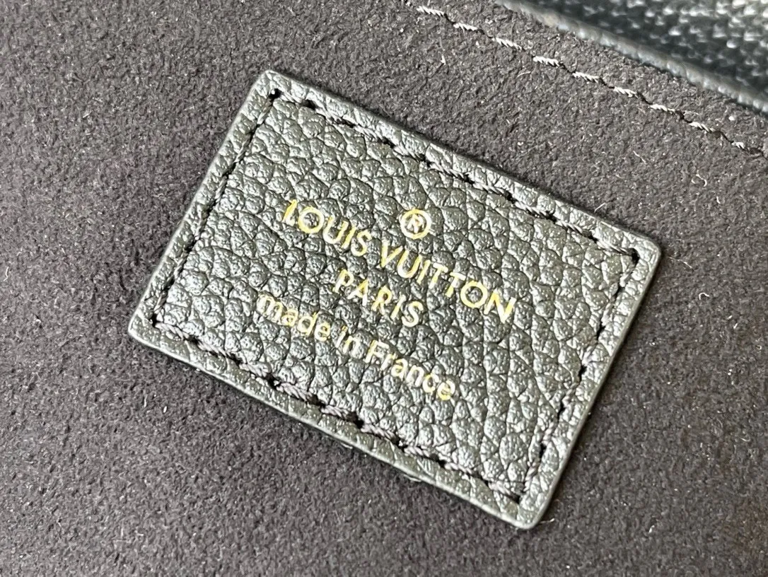 💰1180 (top-grain leather) top-quality original M45813 Favorite handbag is made of soft grain leather embossed with an oversized Monogram pattern, with gentle pleats to inject a high-definition texture, and the magnetic buckle continues the heritage. The detachable and adjustable shoulder strap allows for short shoulder or cross-body wear, and the detachable chain is suitable for evening occasions. Dimensions: 24 x 14 x 9 cm