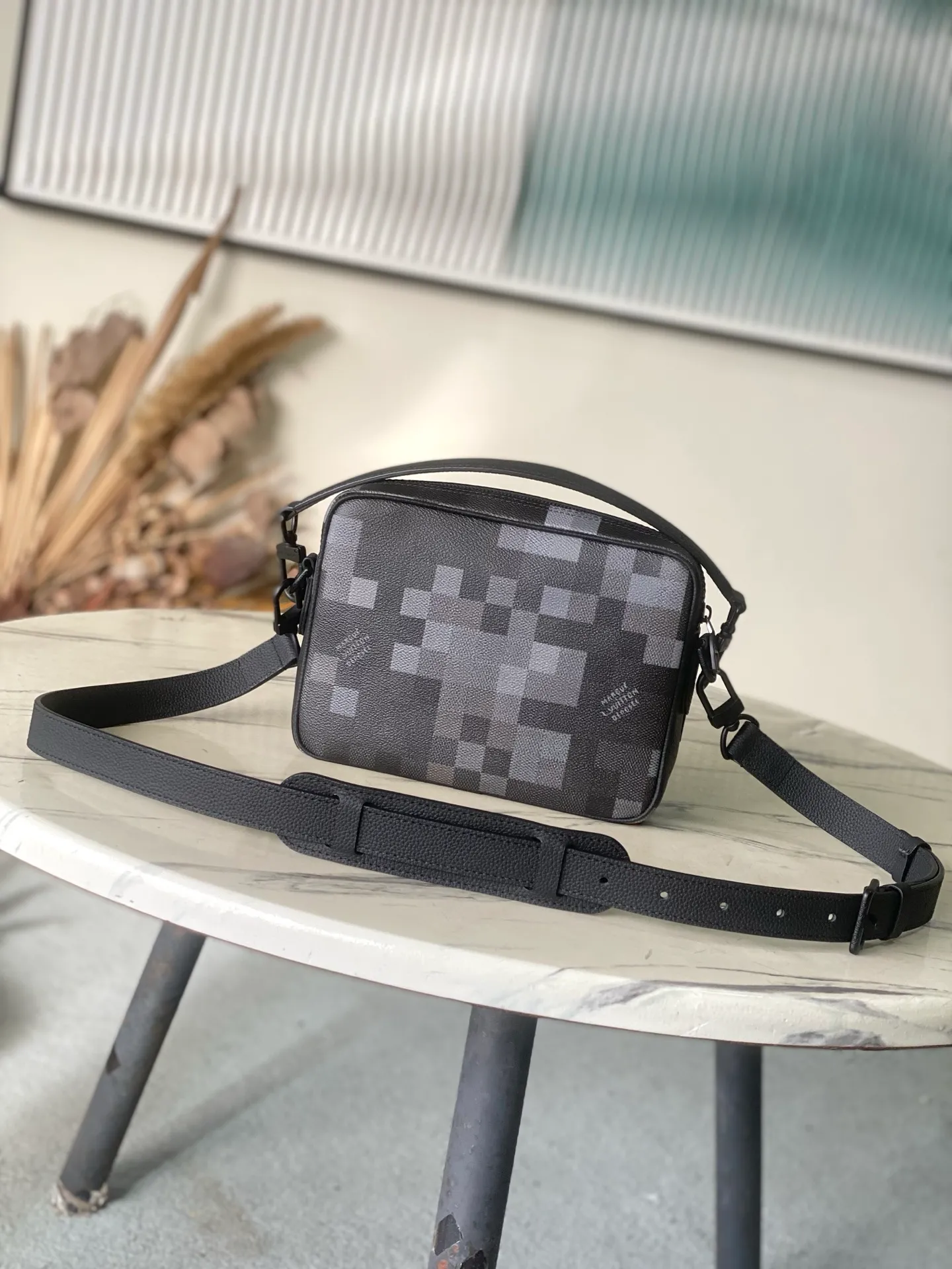 💰1020 Top Original Order M14988 This Nil messenger bag is made from Pharrell Wiliams’ new interpretation of Damoflage Black coated canvas. It combines the designer’s cutting-edge perspective with the brand’s traditional creativity, presenting a camouflage-like pixel effect Damier pattern. A zippered front pocket and main compartment complete the functional design. Dimensions: 25 × 17.5 × 11 cm
