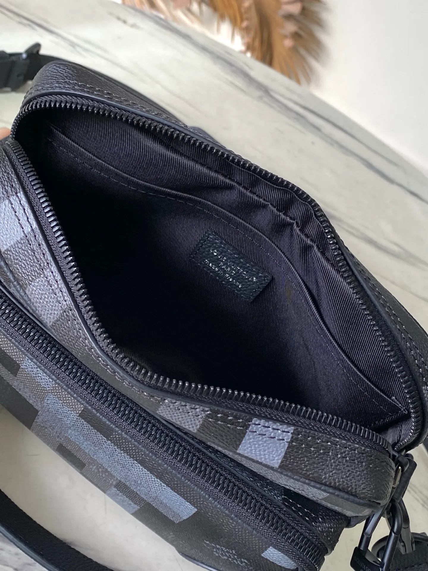 💰1020 Top Original Order M14988 This Nil messenger bag is made from Pharrell Wiliams’ new interpretation of Damoflage Black coated canvas. It combines the designer’s cutting-edge perspective with the brand’s traditional creativity, presenting a camouflage-like pixel effect Damier pattern. A zippered front pocket and main compartment complete the functional design. Dimensions: 25 × 17.5 × 11 cm