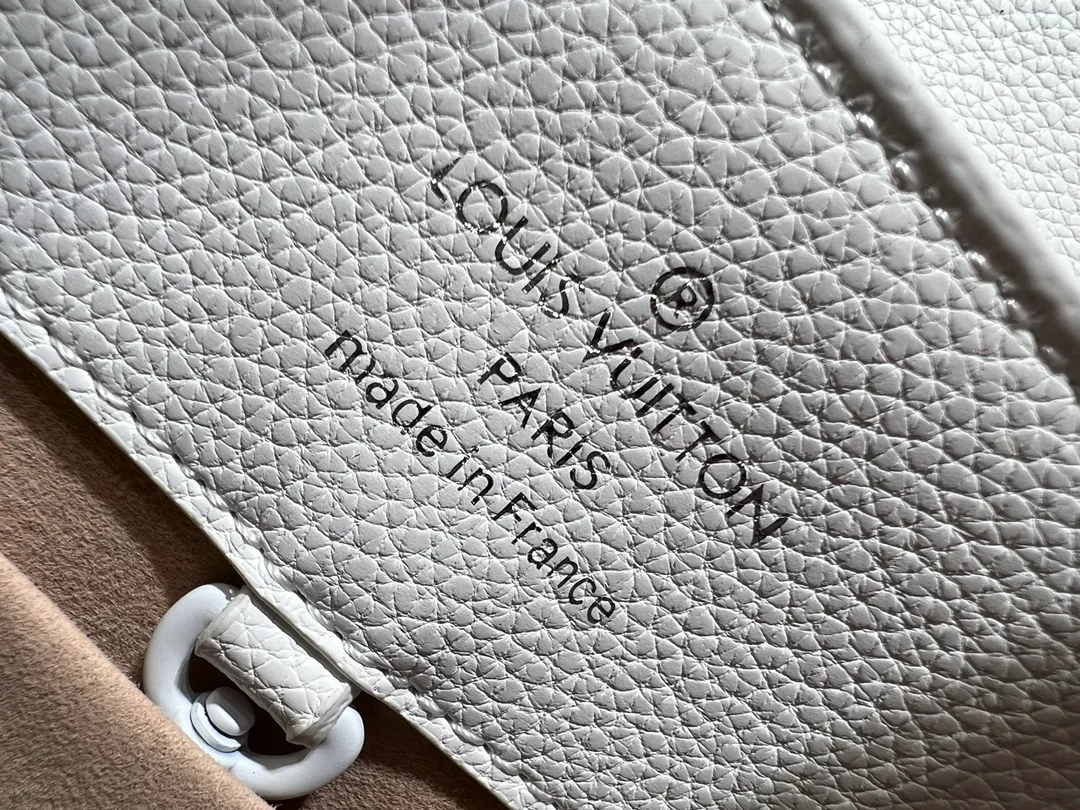 Batch 380💰M24880 M24607 Black Out series launches the Capucines Souple large handbag, an enlarged version of the classic design made of matte Taurillon leather and elegant metal parts, with the iconic LV letters. The neat interior has multiple pockets to easily hold A4-size documents. 38.0 x 23.0 x 16.0 cm (Length x Height x Width) • Matt Taurillon cow leather • Cow leather trim • Cow leather lining • Matt metal hardware • Flap can be placed on the inside or outside • Internal compartment • Internal zip pocket • Internal patch pocket • Metal base stud • Shoulder strap: removable, adjustable • Half-length strap: 36.0 cm • Half-length adjustable strap: 59.0 cm • Handle: Single handle