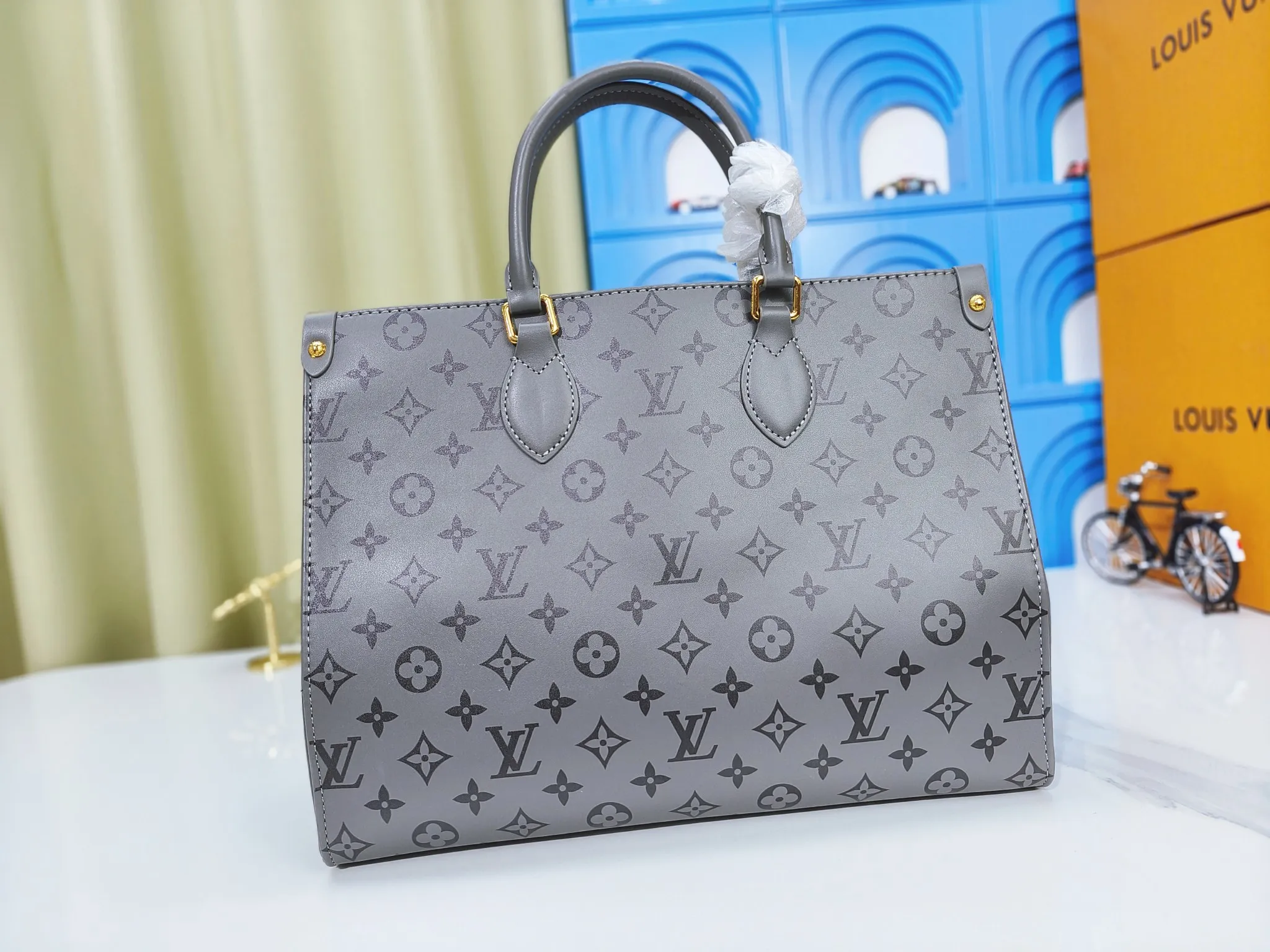 💰240💰Upgraded from the original M12465 M12775 M45607 MM45595 M46531 M45495 This Monogram Ink series OnTheGo medium handbag has a matte texture of smooth cow leather, and the rivet tabs on the corners pay tribute to the brand's classic hard box design. The neat interior has a large zipper pocket for storing banknotes and receipts. Dimensions: 35.0 x 27.0 x 14.0 cm (length x height x width)