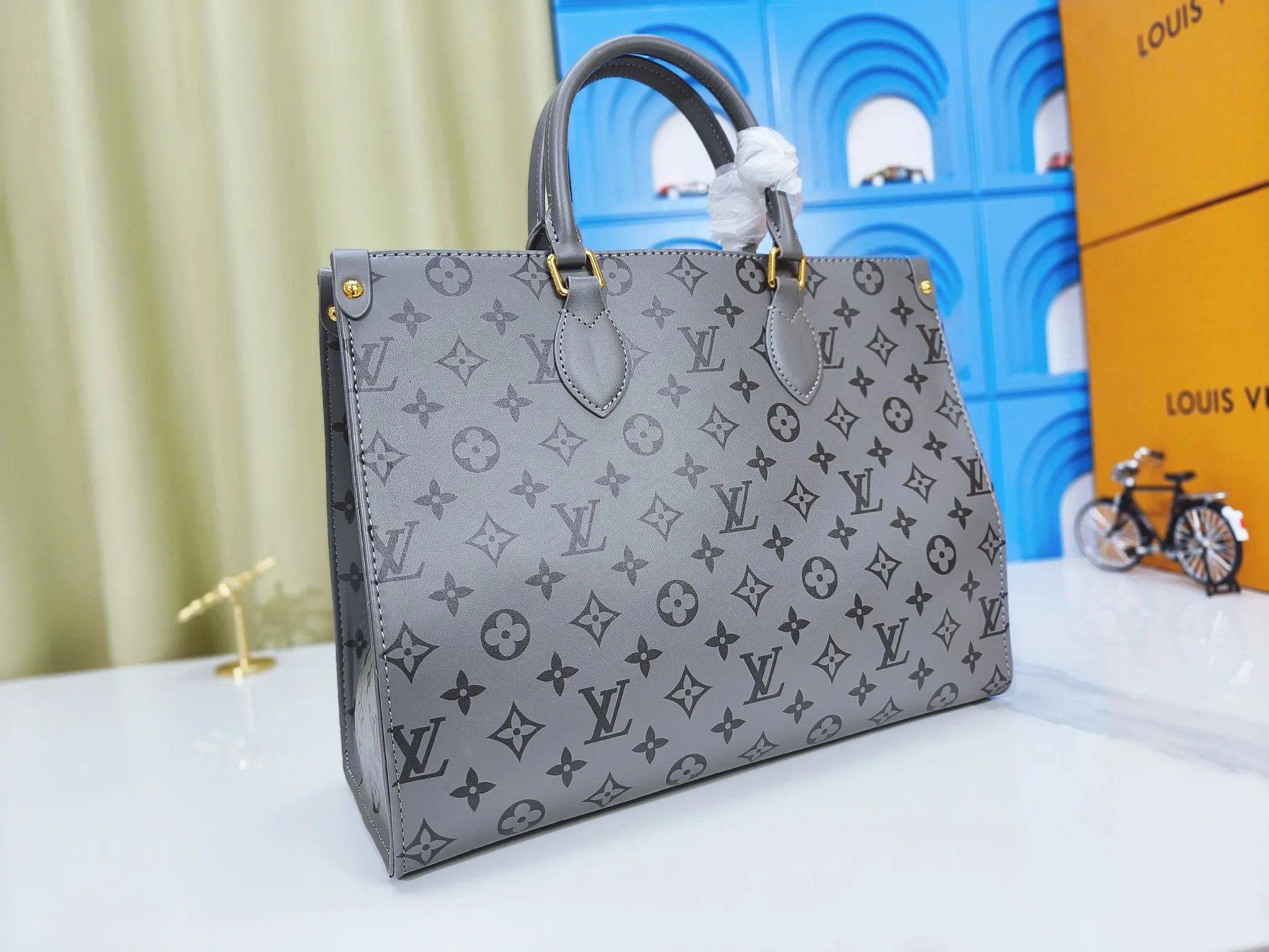 💰240💰Upgraded from the original M12465 M12775 M45607 MM45595 M46531 M45495 This Monogram Ink series OnTheGo medium handbag has a matte texture of smooth cow leather, and the rivet tabs on the corners pay tribute to the brand's classic hard box design. The neat interior has a large zipper pocket for storing banknotes and receipts. Dimensions: 35.0 x 27.0 x 14.0 cm (length x height x width)