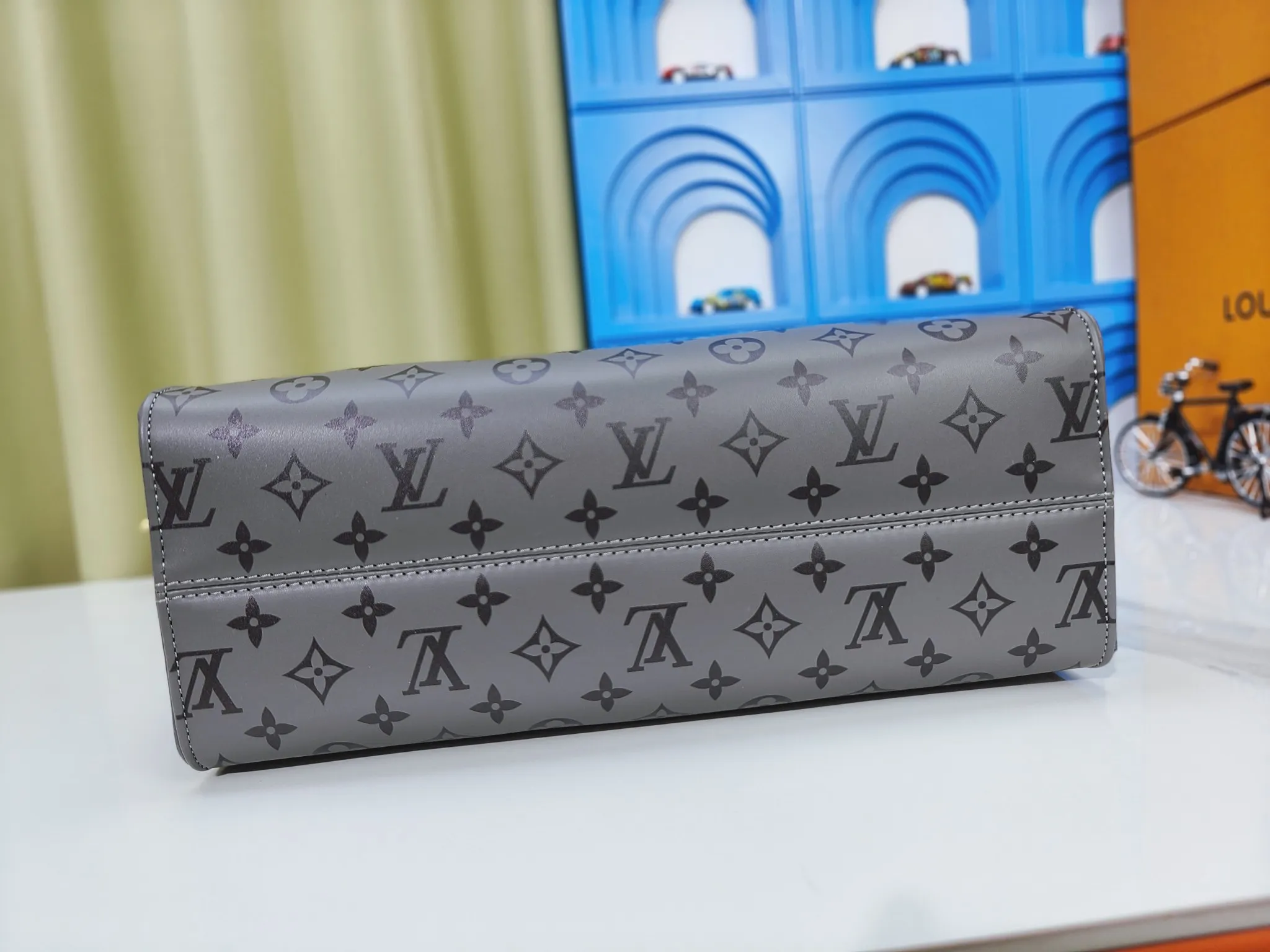 💰240💰Upgraded from the original M12465 M12775 M45607 MM45595 M46531 M45495 This Monogram Ink series OnTheGo medium handbag has a matte texture of smooth cow leather, and the rivet tabs on the corners pay tribute to the brand's classic hard box design. The neat interior has a large zipper pocket for storing banknotes and receipts. Dimensions: 35.0 x 27.0 x 14.0 cm (length x height x width)