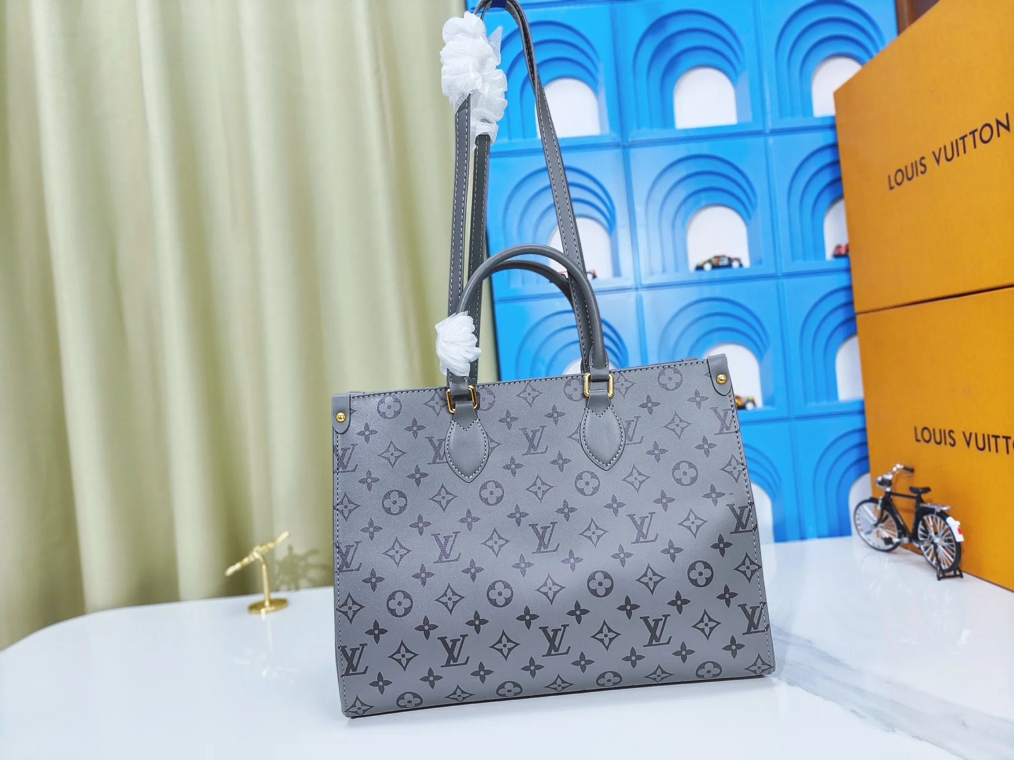 💰240💰Upgraded from the original M12465 M12775 M45607 MM45595 M46531 M45495 This Monogram Ink series OnTheGo medium handbag has a matte texture of smooth cow leather, and the rivet tabs on the corners pay tribute to the brand's classic hard box design. The neat interior has a large zipper pocket for storing banknotes and receipts. Dimensions: 35.0 x 27.0 x 14.0 cm (length x height x width)