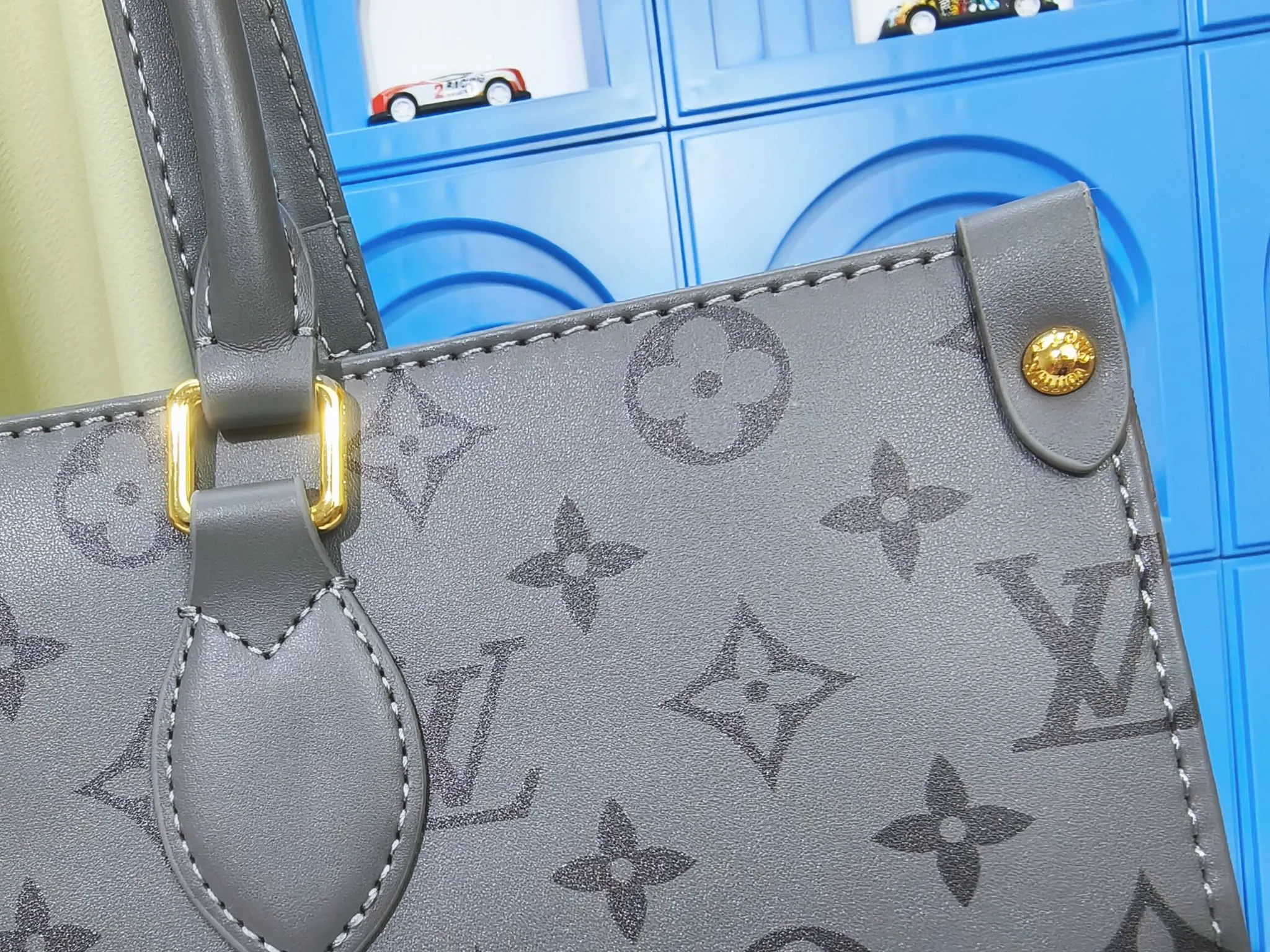 💰240💰Upgraded from the original M12465 M12775 M45607 MM45595 M46531 M45495 This Monogram Ink series OnTheGo medium handbag has a matte texture of smooth cow leather, and the rivet tabs on the corners pay tribute to the brand's classic hard box design. The neat interior has a large zipper pocket for storing banknotes and receipts. Dimensions: 35.0 x 27.0 x 14.0 cm (length x height x width)